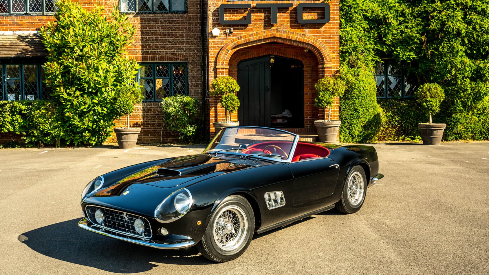 Ferrari California Spider Revival na tle architektury