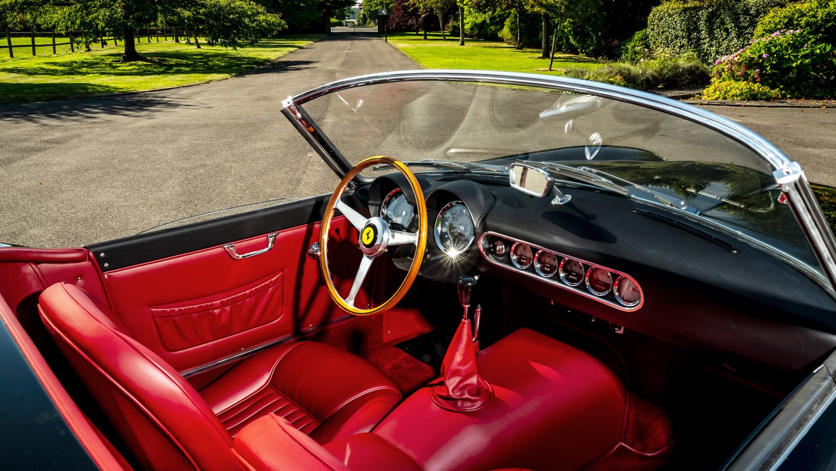 Ferrari California Spider Revival czerwone wnętrze