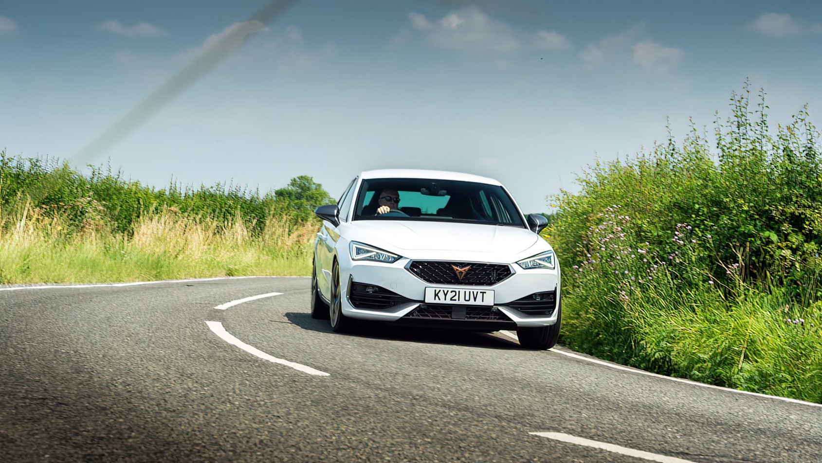 Cupra Leon 300 2021 na zakręcie