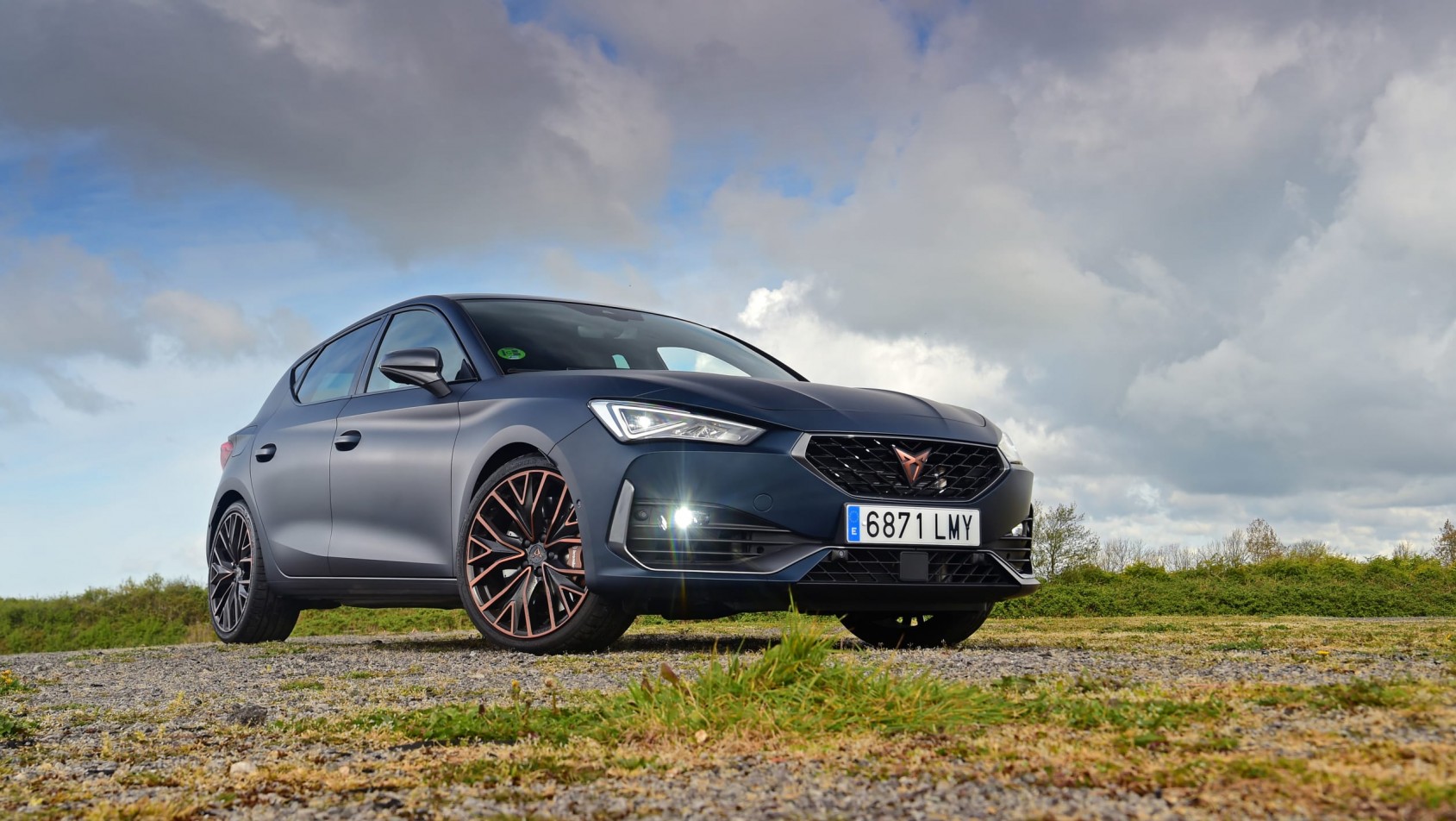 Cupra Leon 300 2021 sylwetka przód