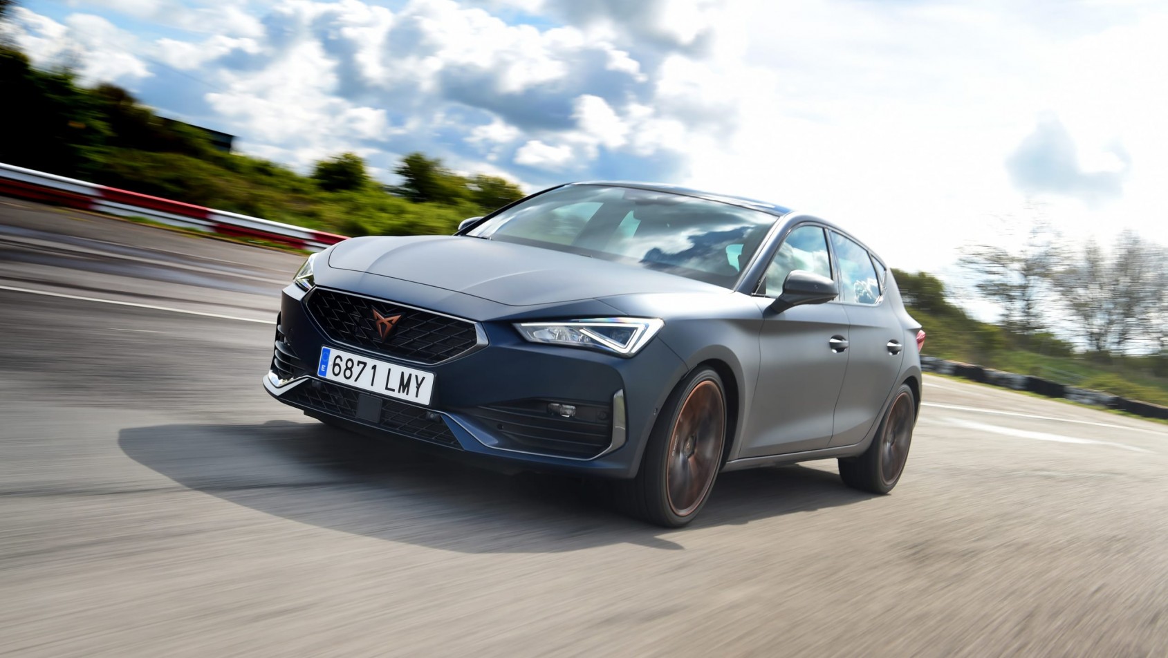 Cupra Leon 300 2021 na drodze