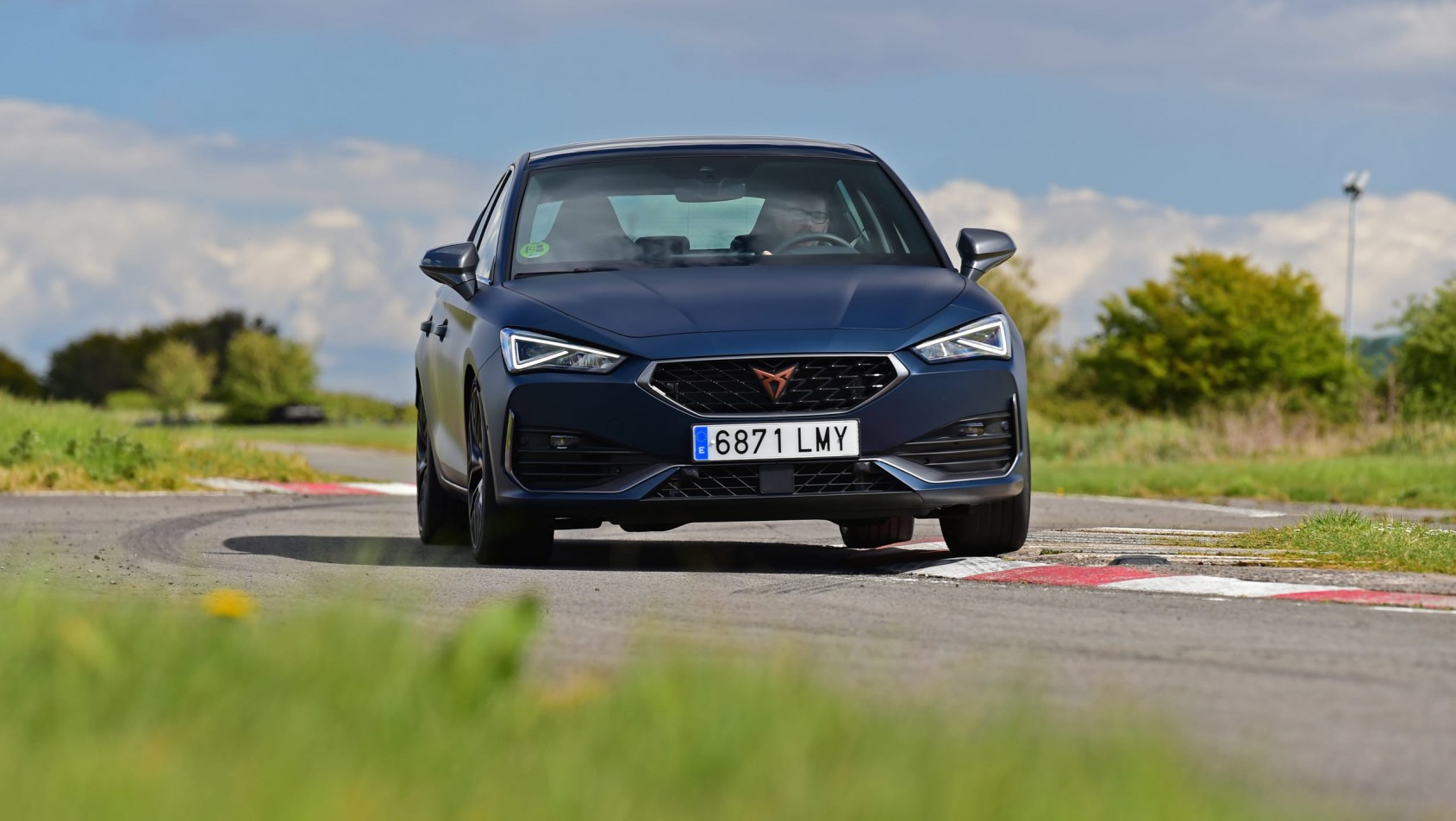 Cupra Leon 300 2021 na torze