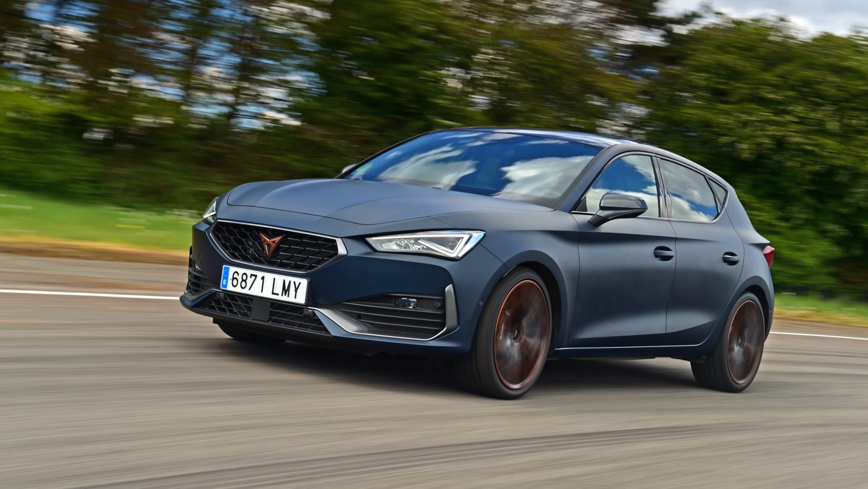 Cupra Leon 300 2021 w ruchu ulicznym