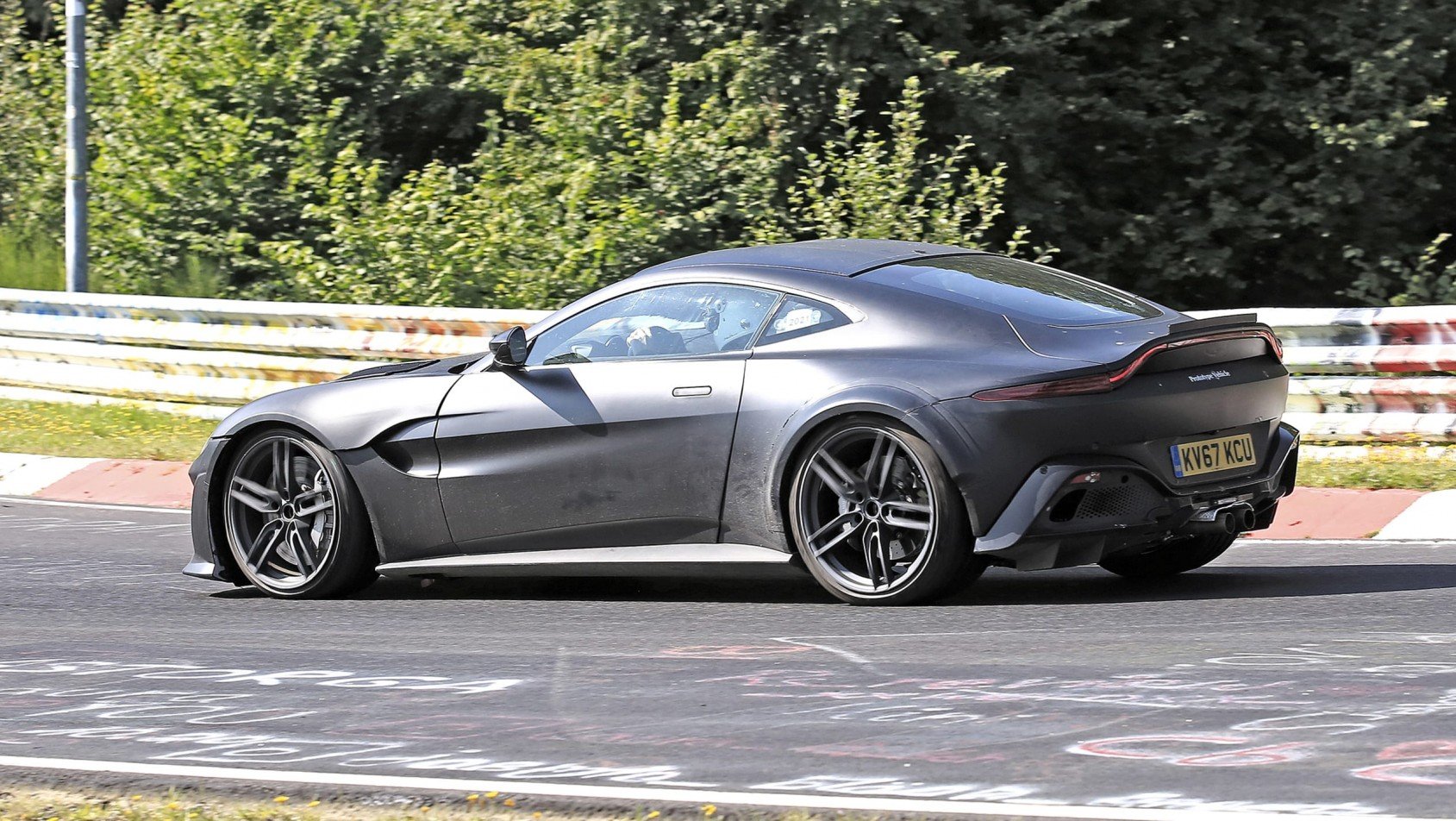 Aston Martin V12 Vantage