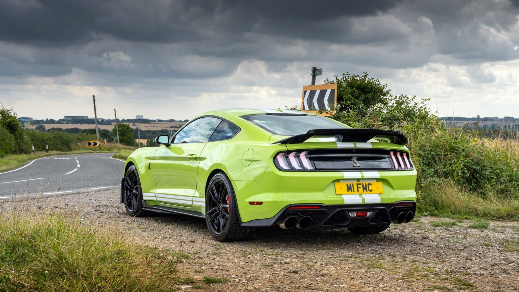 Ford GT 500 stoi na poboczu