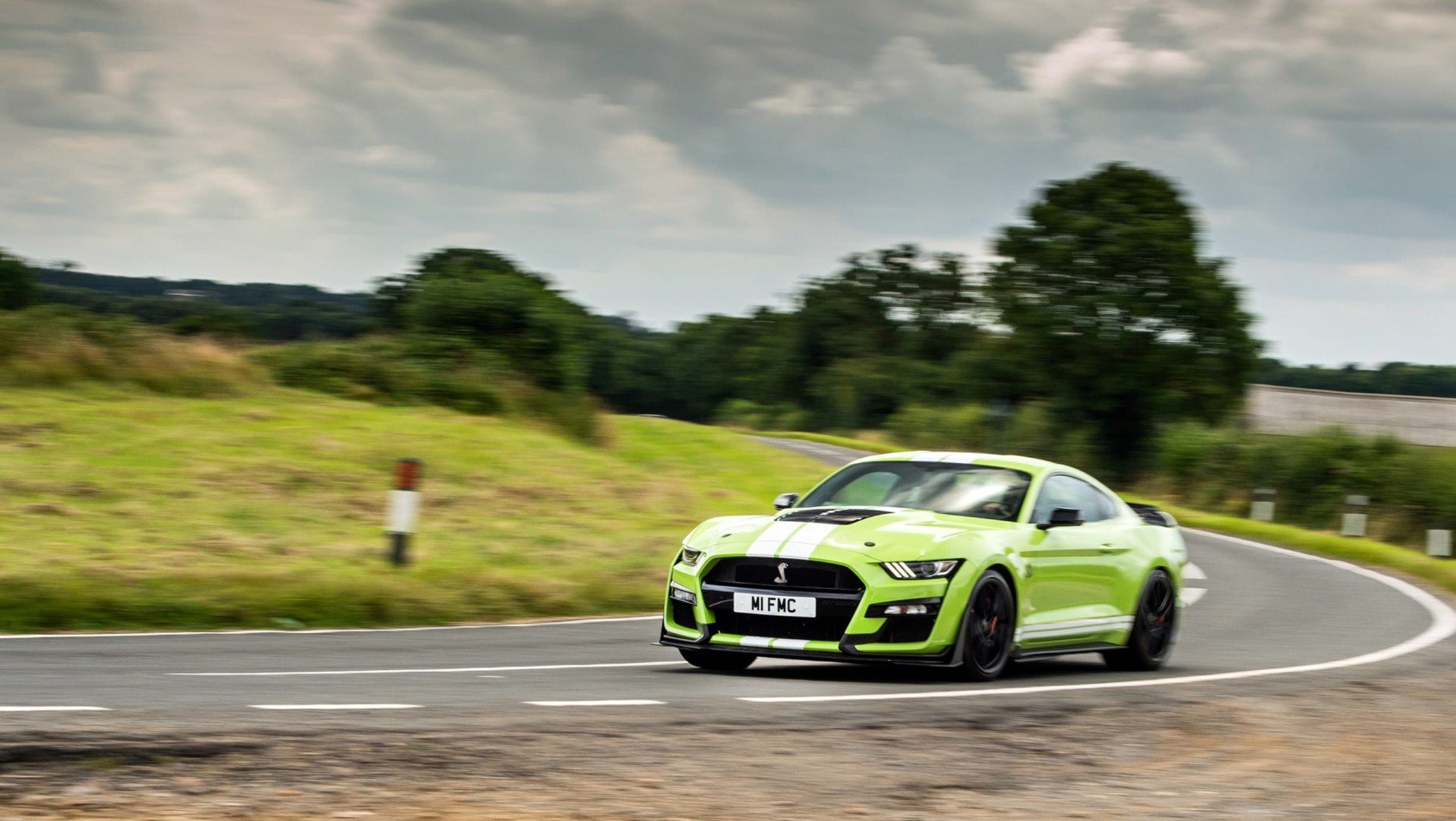 Ford Mustang Shelby GT500 wychodzi z zakrętu