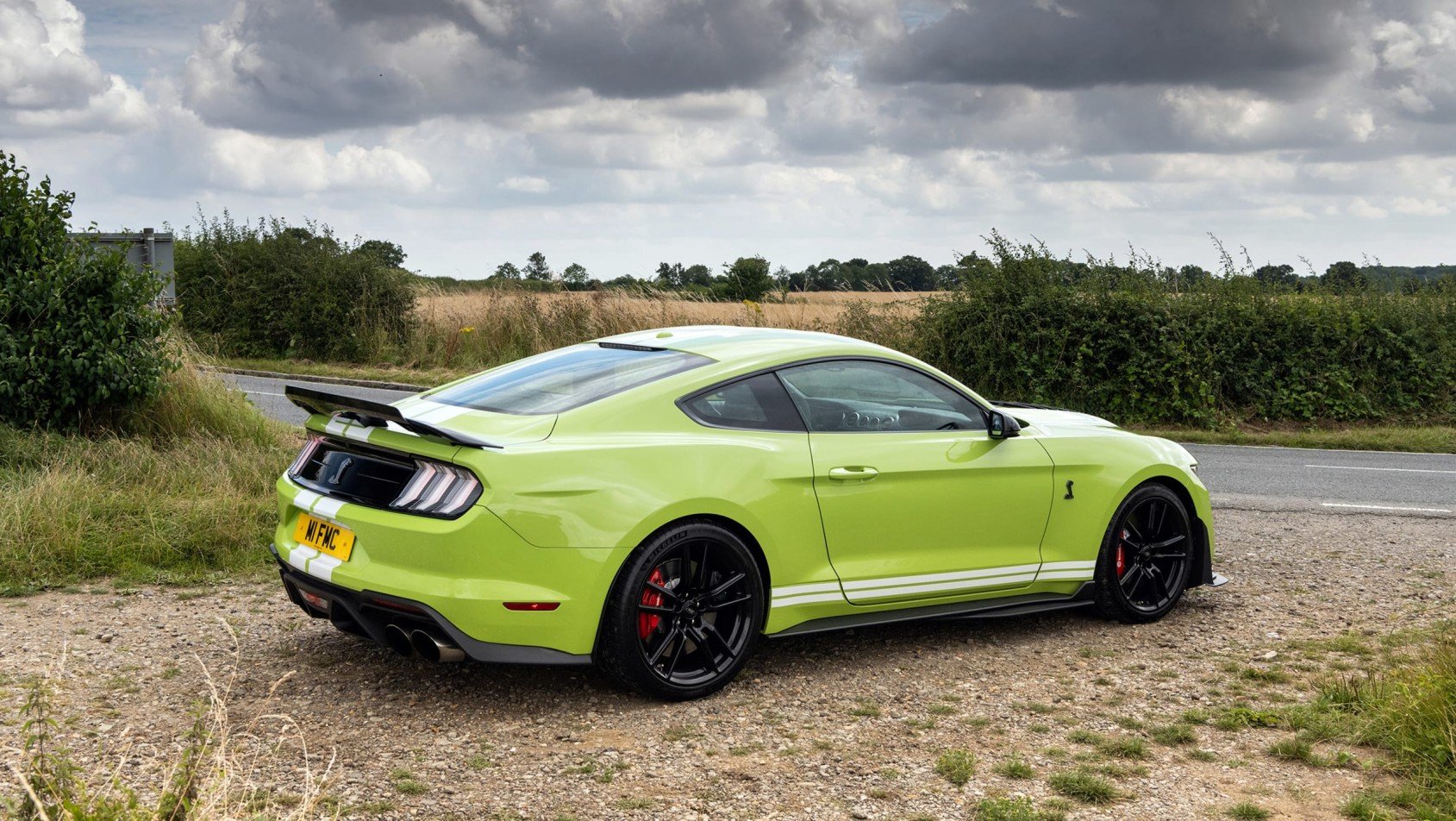 Ford Mustang Shelby GT500 nad rzeką