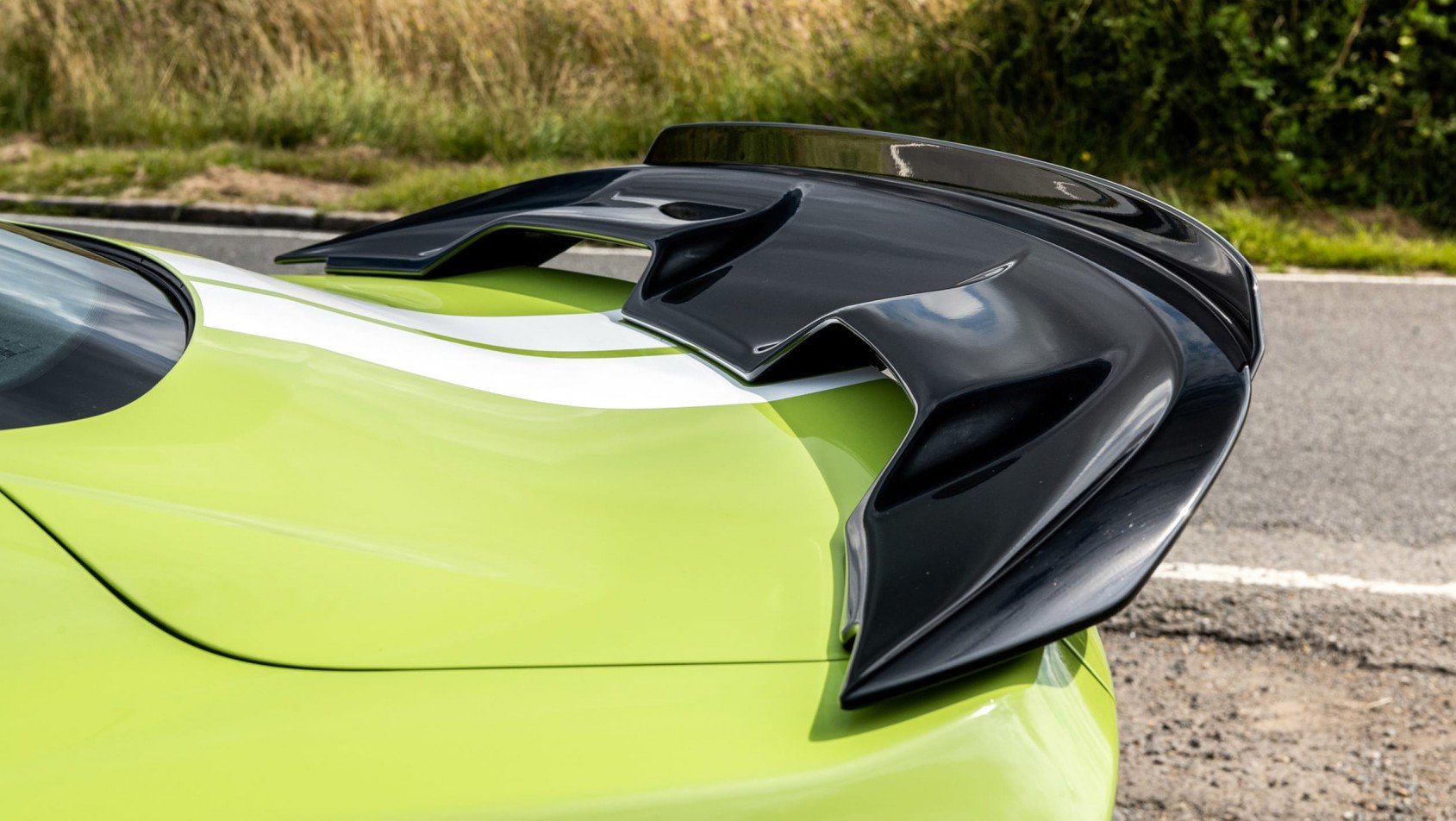 Agresywny spoiler na tylnej klapie