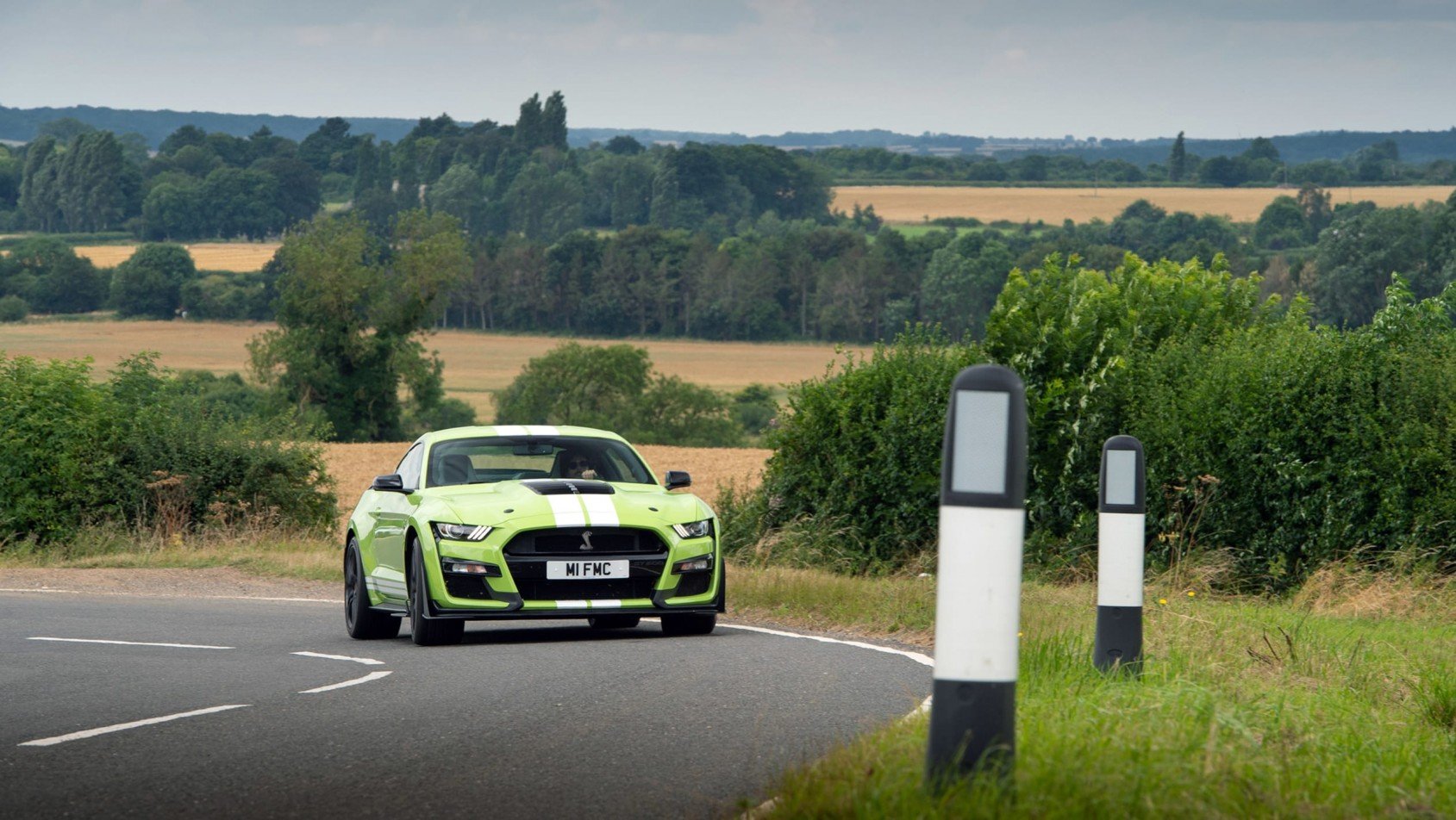 Ford GT 500 na drodze za miastem