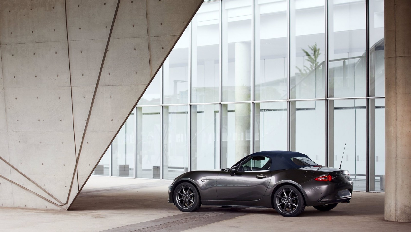 2022_mazda_mx-5_global_still_1_lowres