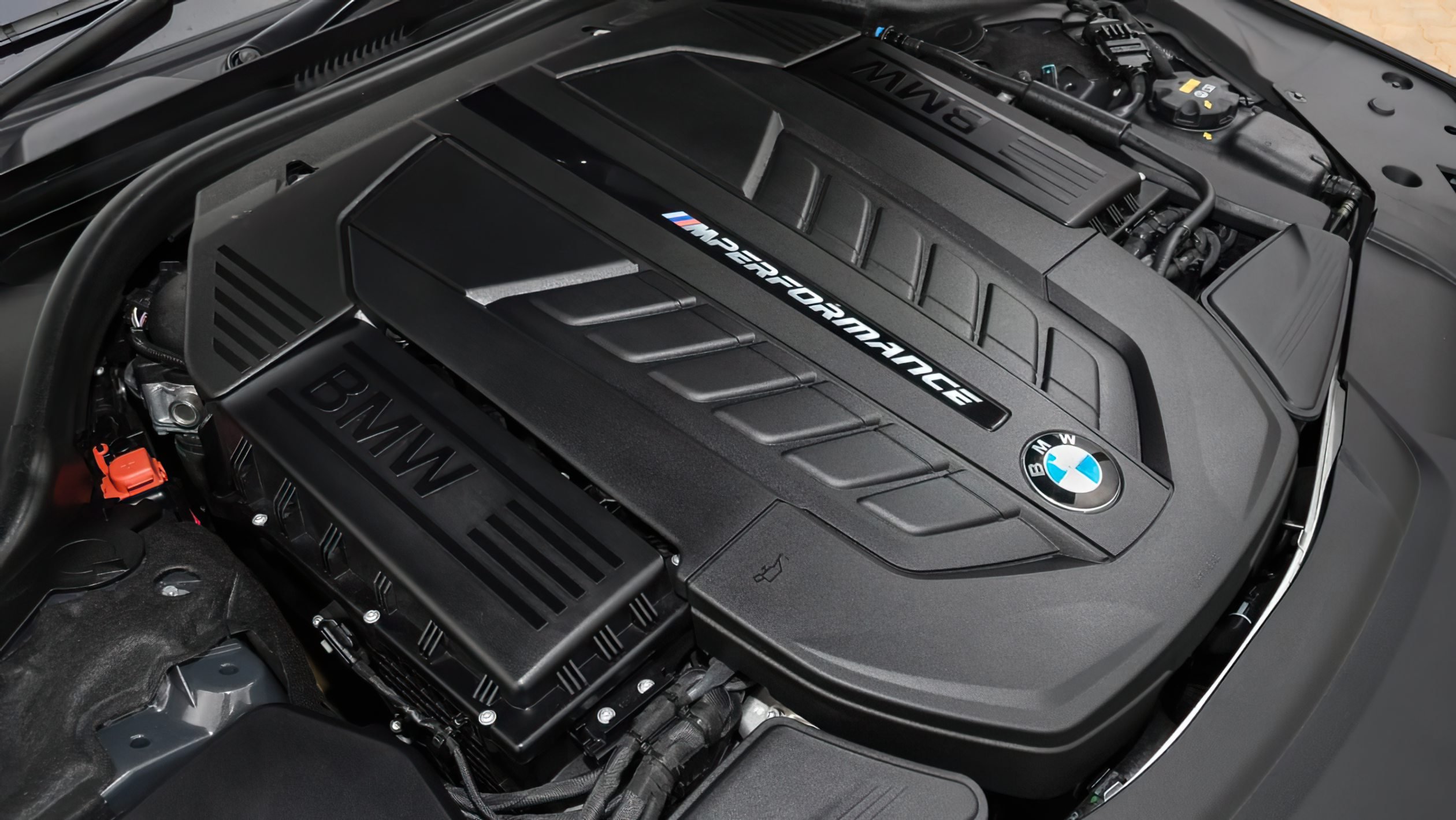BMW M760 Li silnik