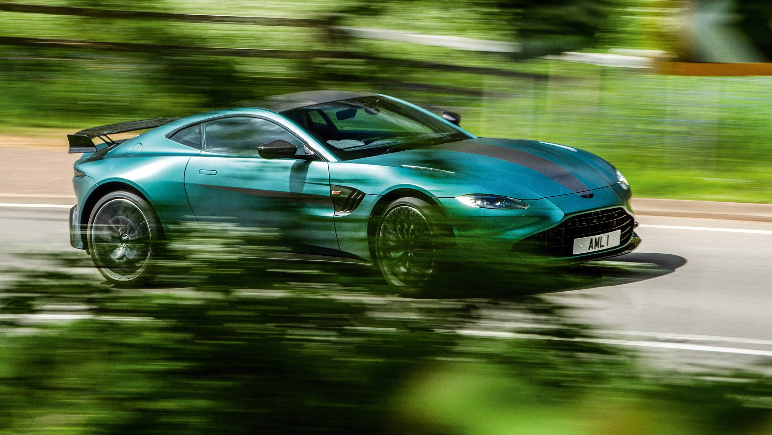 Aston-Martin-Vantage-F1-Edition-review-6
