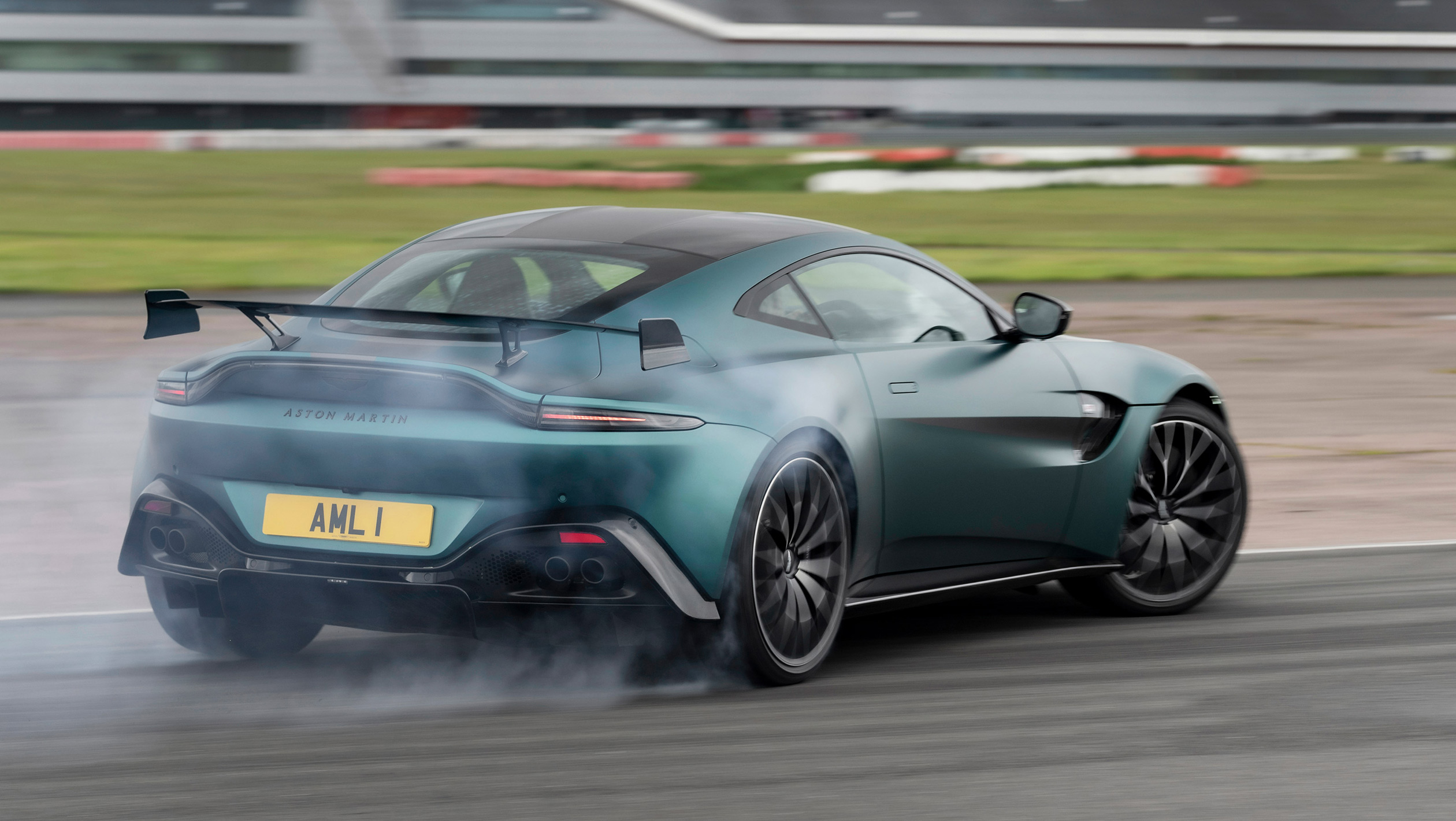 Aston-Martin-Vantage-F1-Edition-review-16