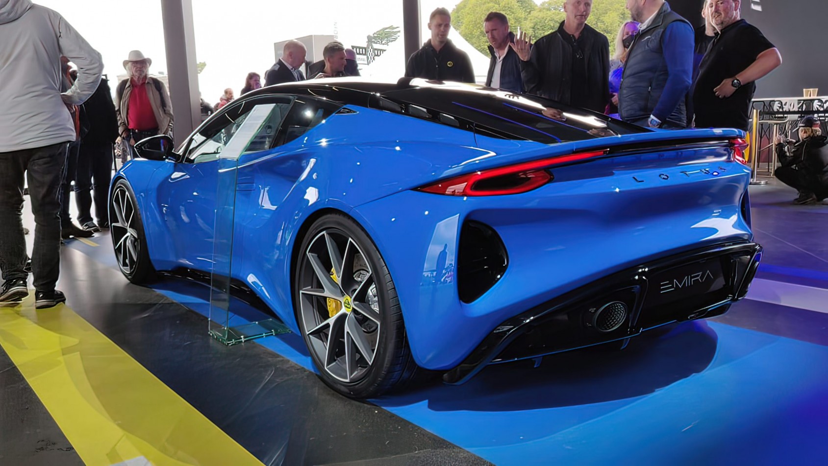 2022 Lotus Emira na targach z tyłu