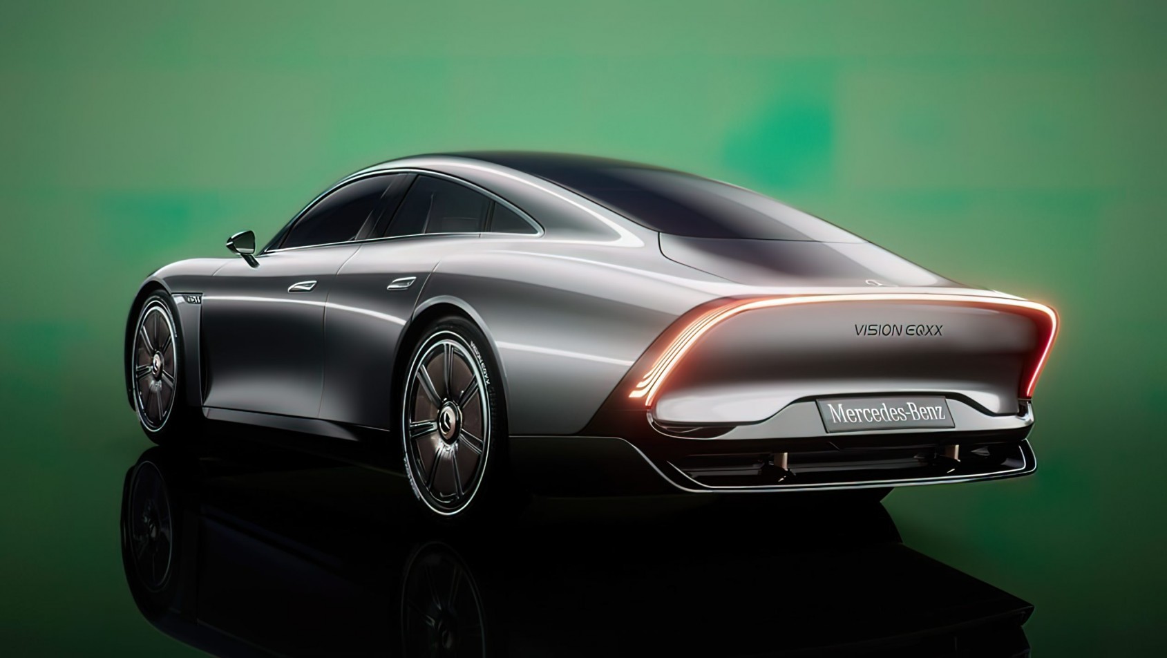 Mercedes Vision EQXX Concept z tyłu na zielonym tle