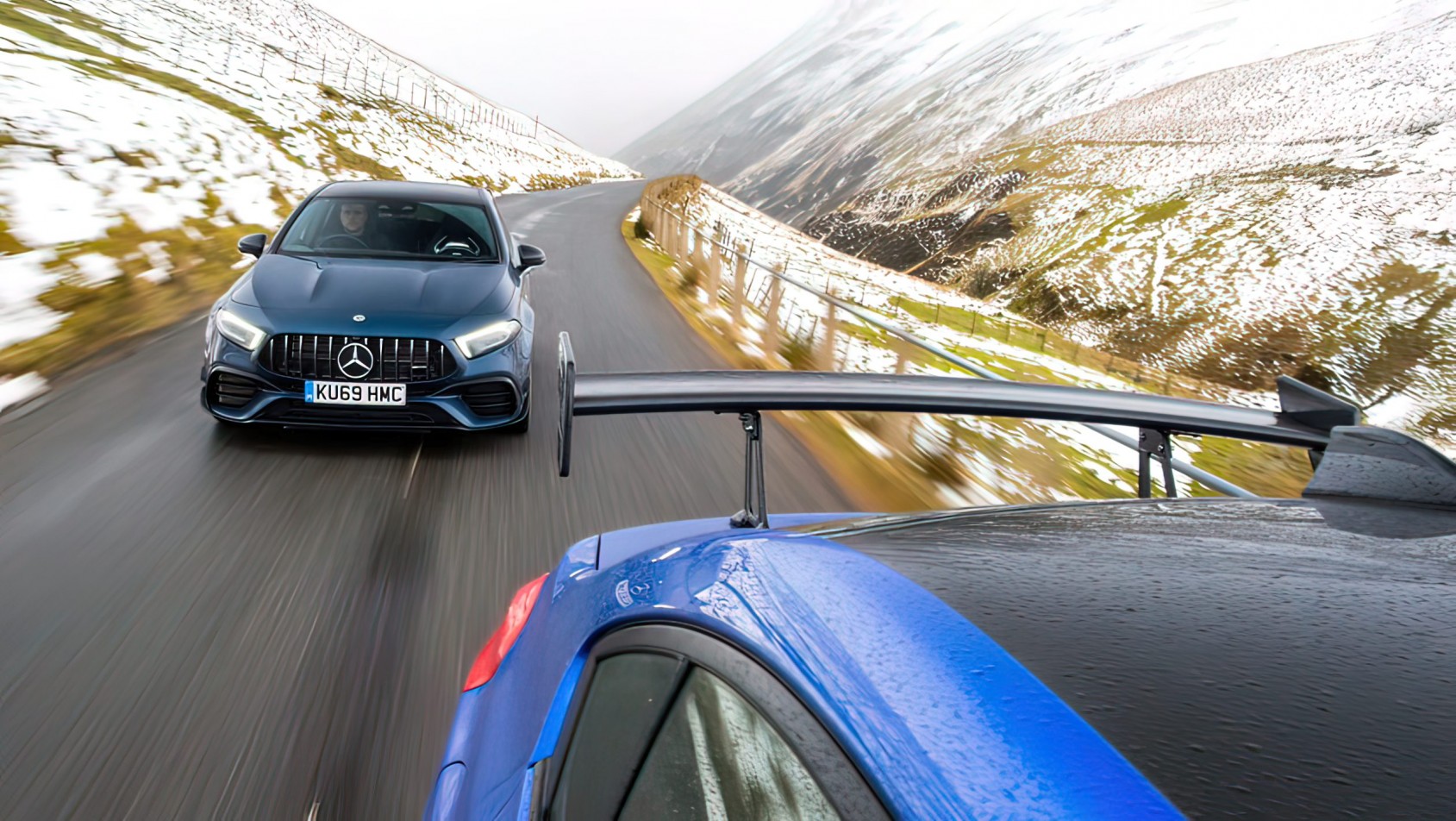 Mercedes AMG A45 widziany z okna Subaru WRX