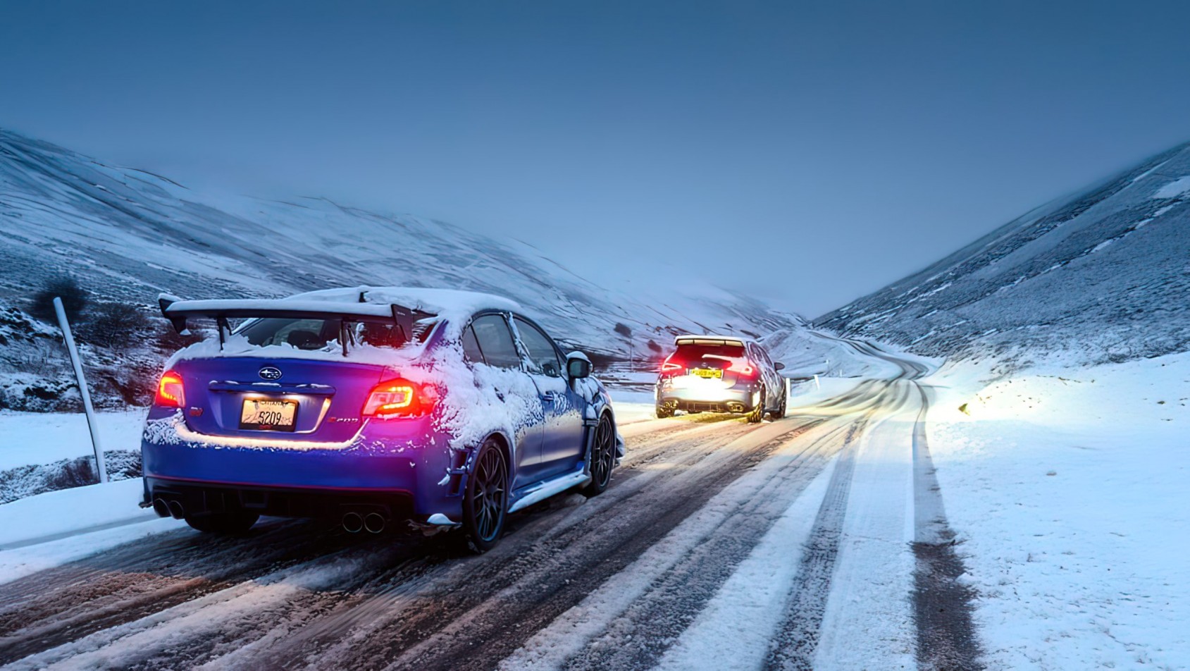 Mercedes AMG A45 S vs Subaru Impreza WRX wieczorem na śniegu