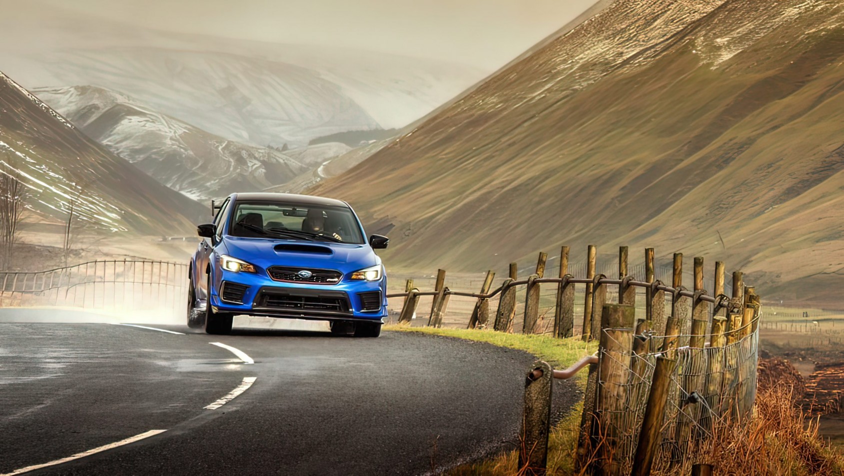 Subaru Impreza WRX na małej drodze w zakręcie