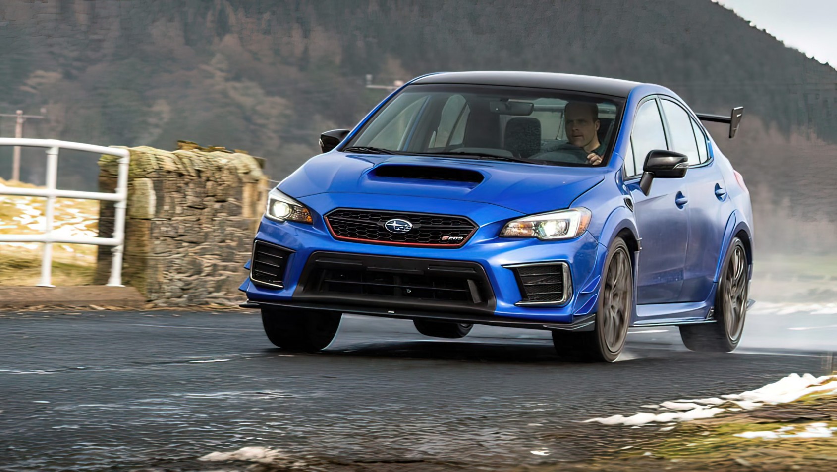 Subaru WRX STi na mokrej drodze