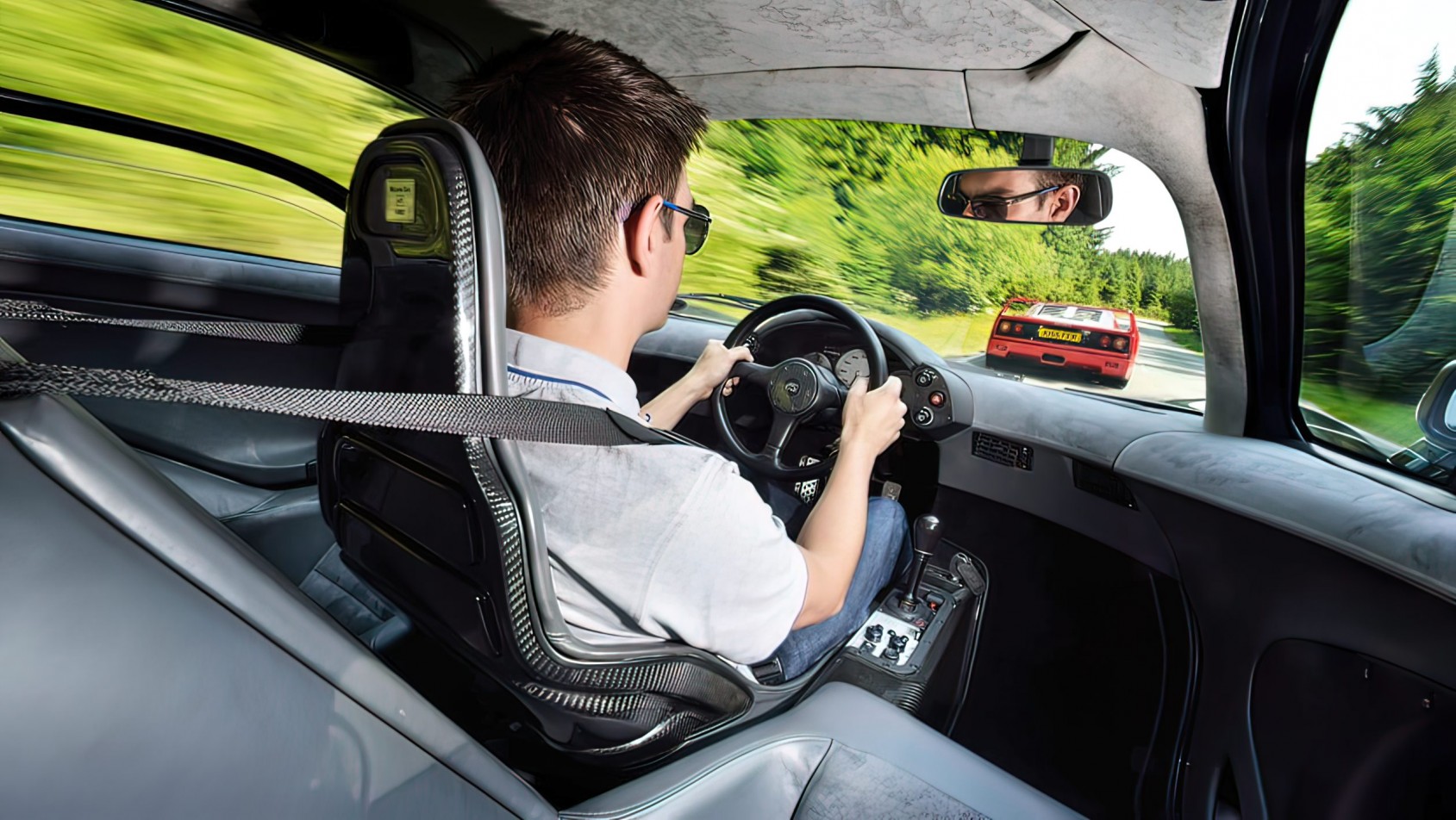 skrzynie manualne samochód na drodze