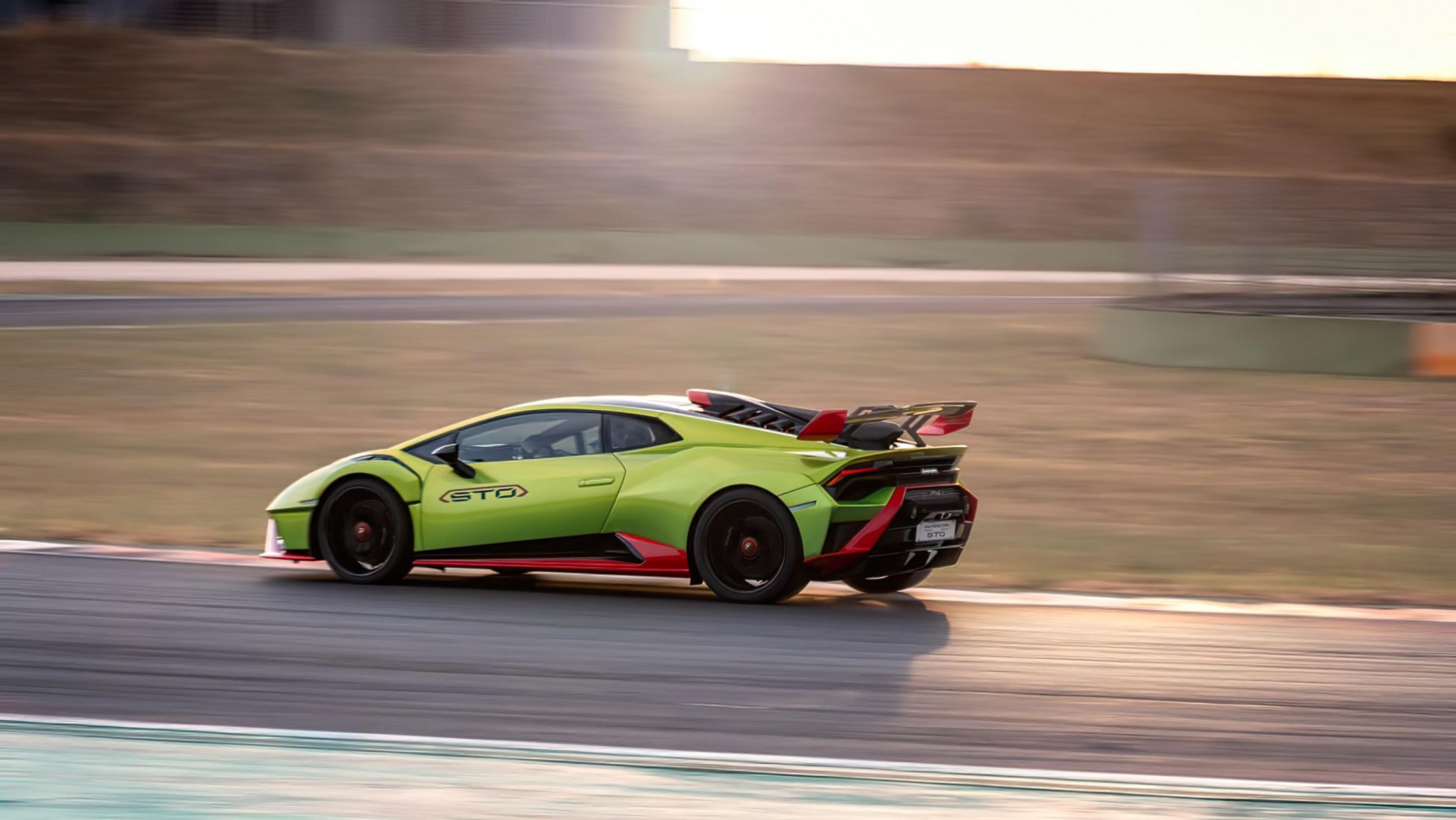 Lamborghini Huracán STO - dynamiczne ujęcie