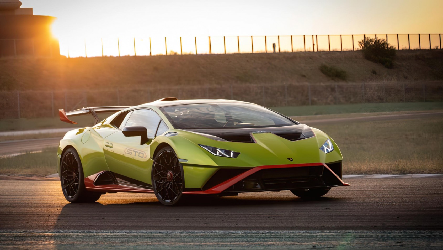 Lamborghini Huracán STO na tle słońca