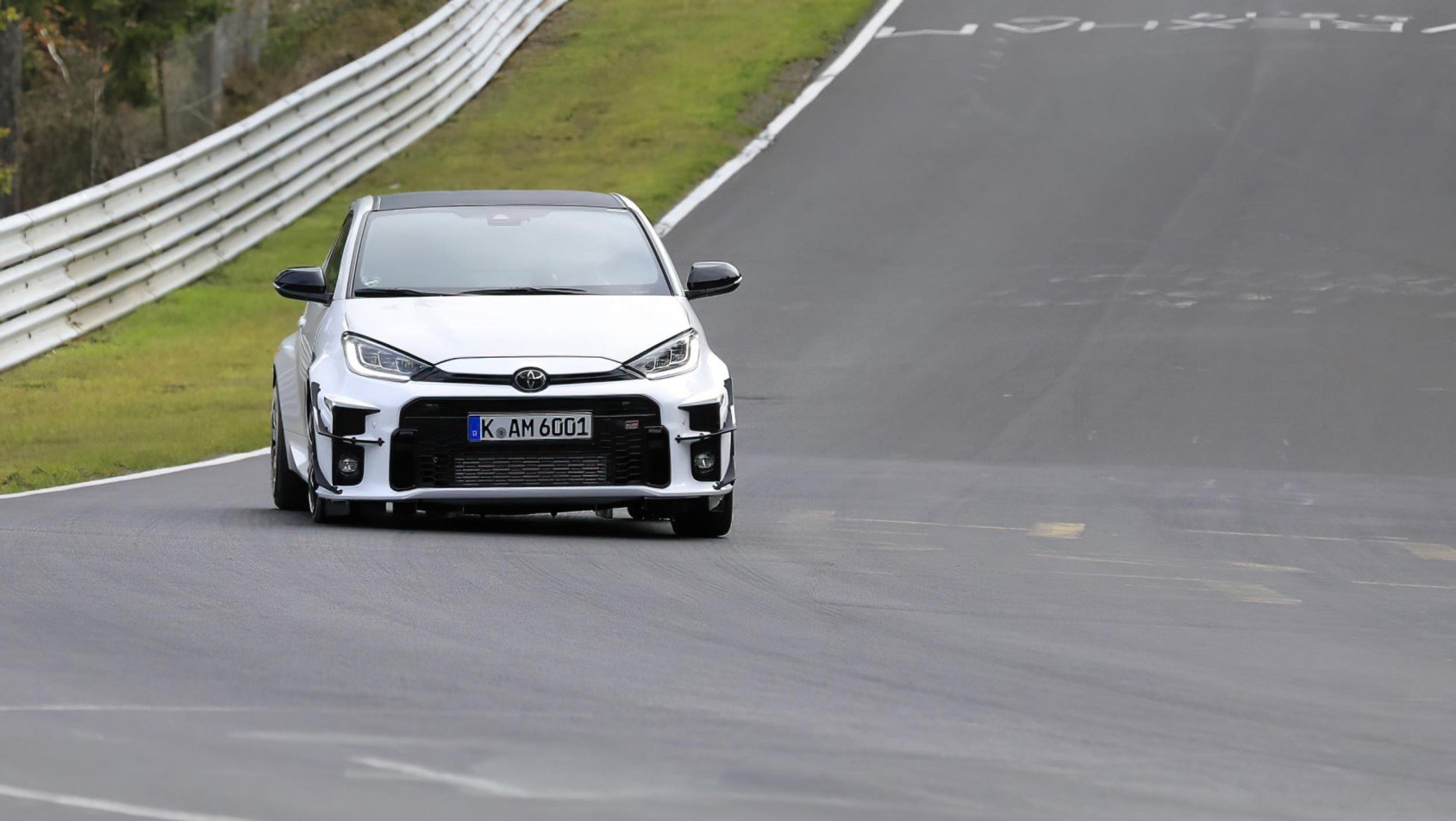 Biała Toyota GR Yaris