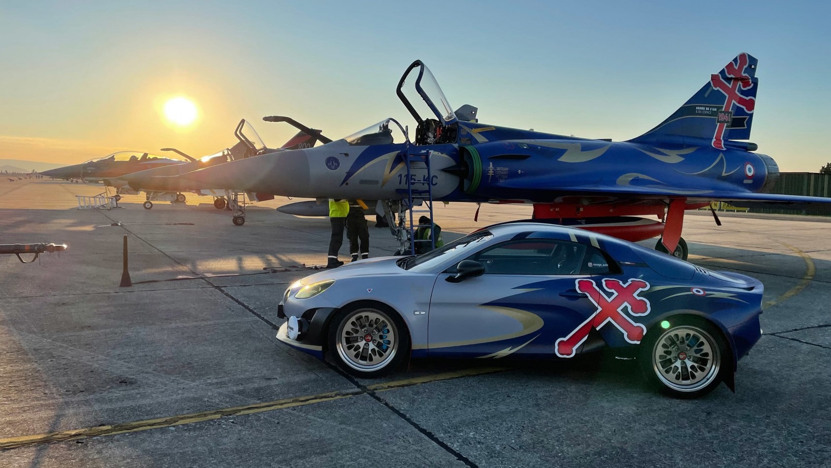 Alpine Ravage na tle zachodzącego słońca