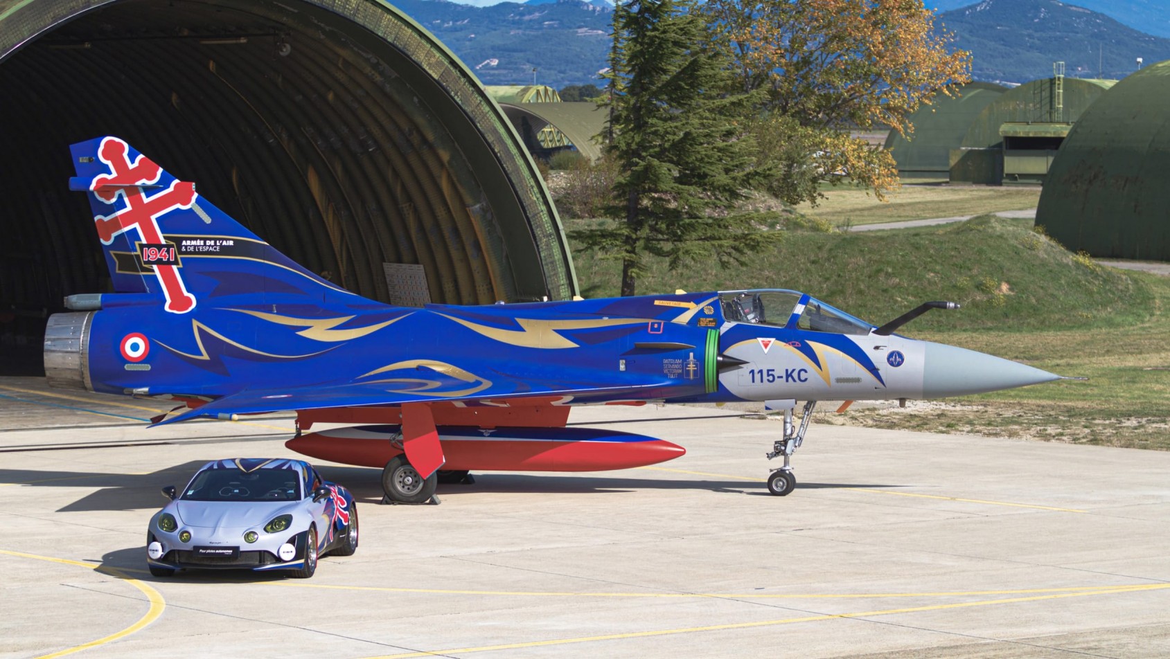 Alpine Ravage z hangarem w tle