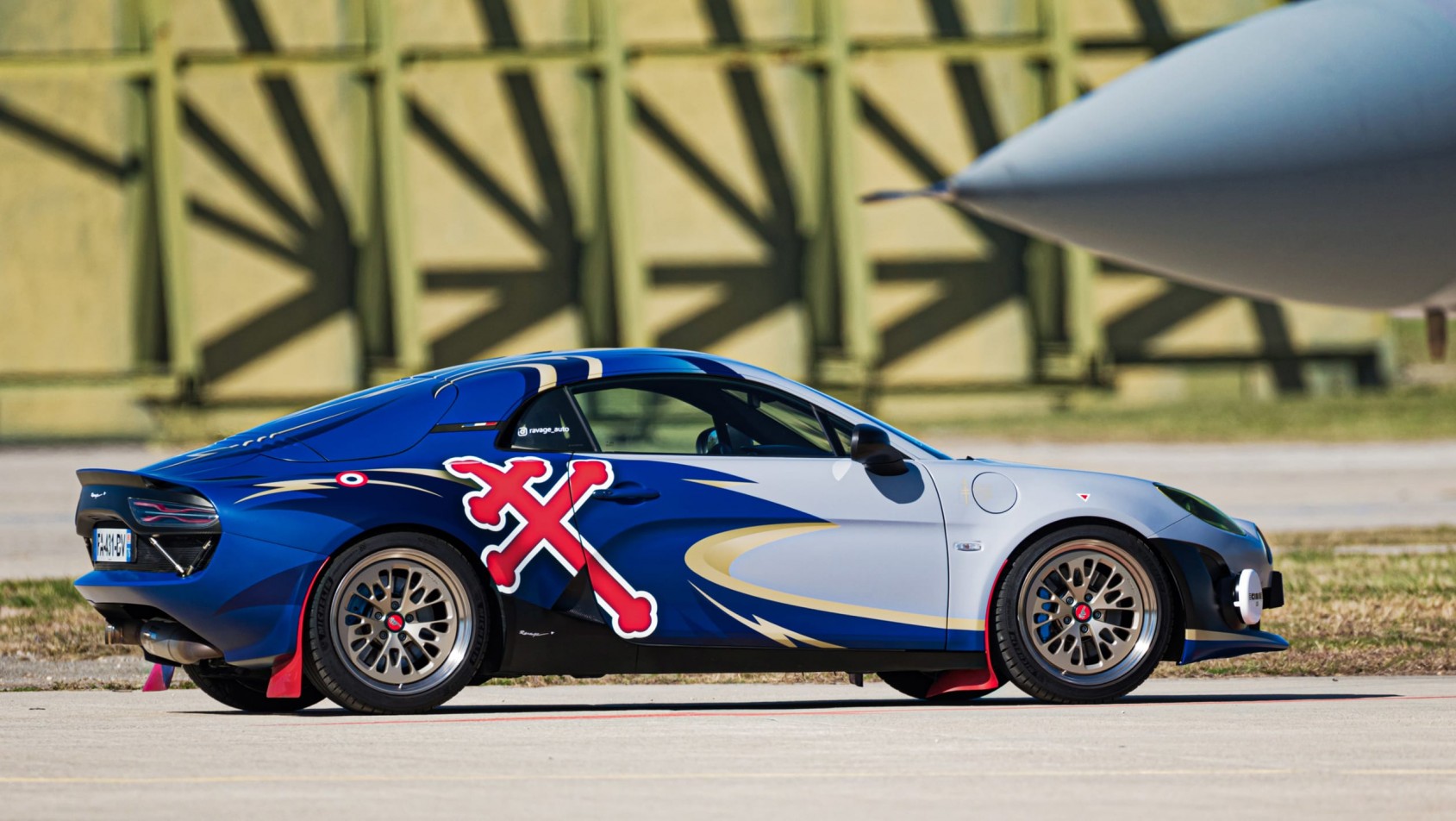Alpine Ravage - sesja na lotnisku