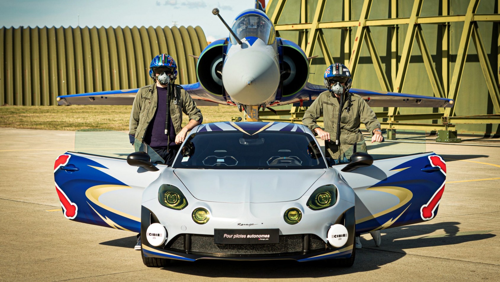 Alpine Ravage z odrzutowcem w tle