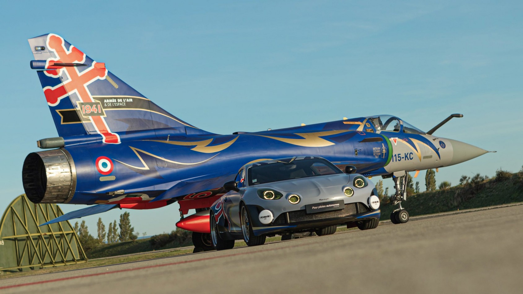 Alpine Ravage na tle samolotu