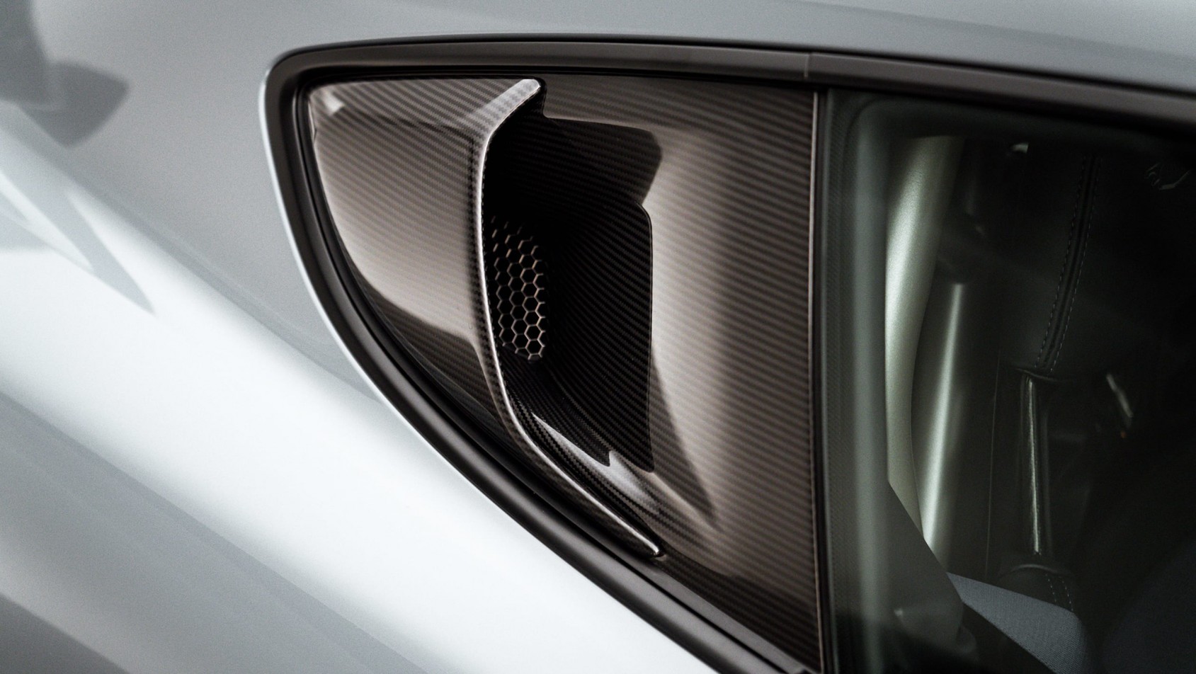 porsche-718-cayman-gt4-rs wlot za szybą