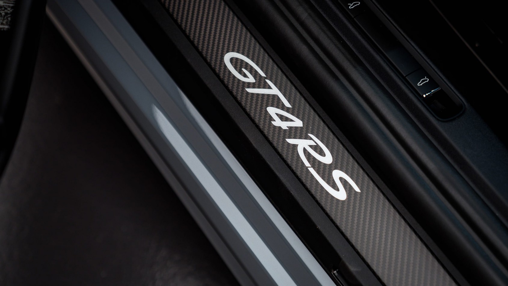 porsche-718-cayman-gt4-rs próg