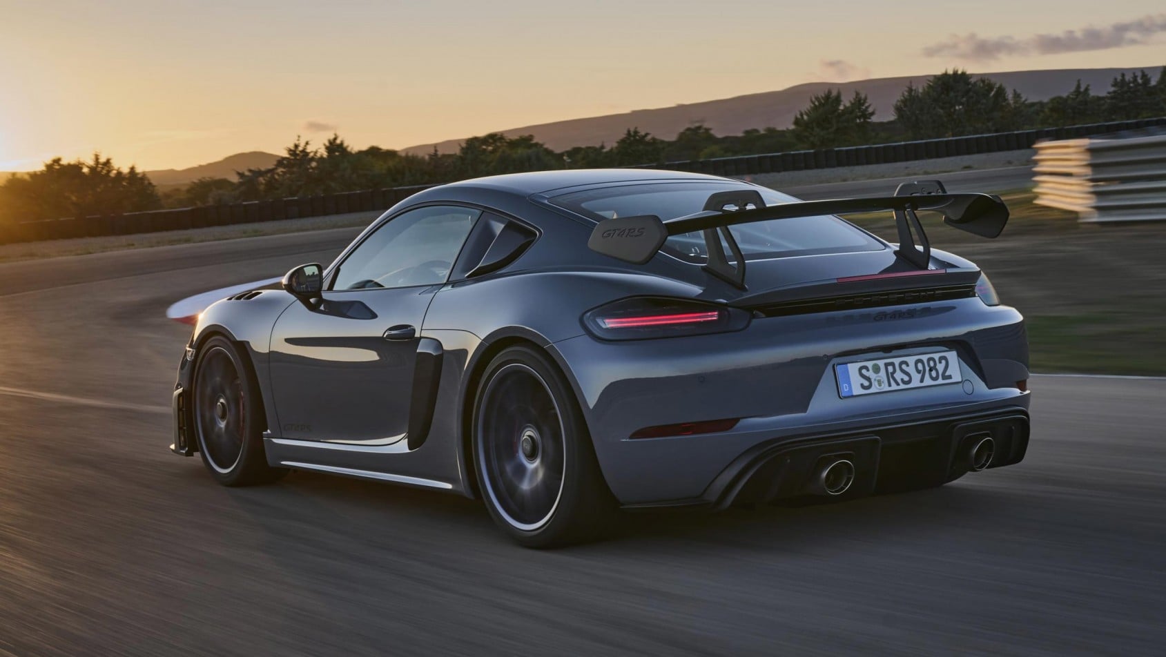 porsche-718-cayman-gt4-rs na zakręcie