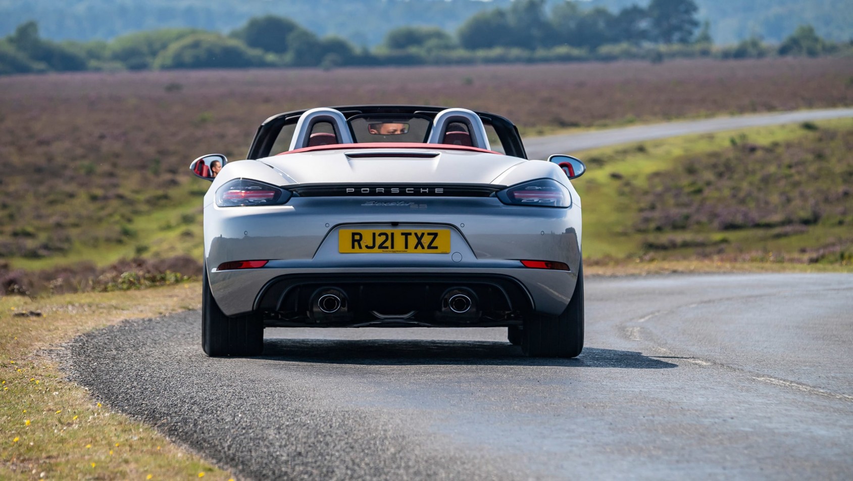 Porsche 718 Boxster srebrny na zakręcie