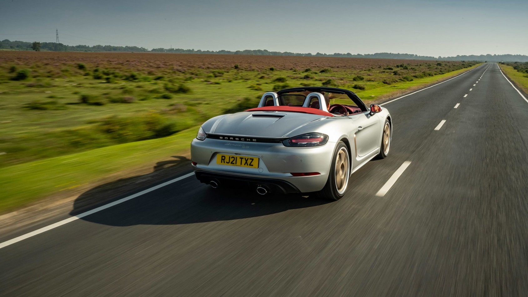 Porsche 718 Boxstet srebrny na drodze