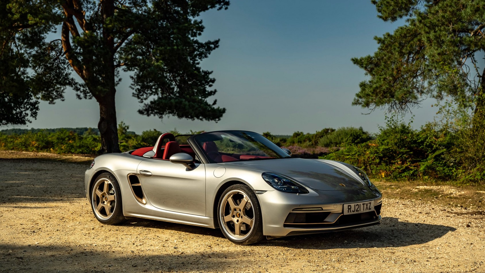 Porsche 718 Boxster srebrny sylwetka przód