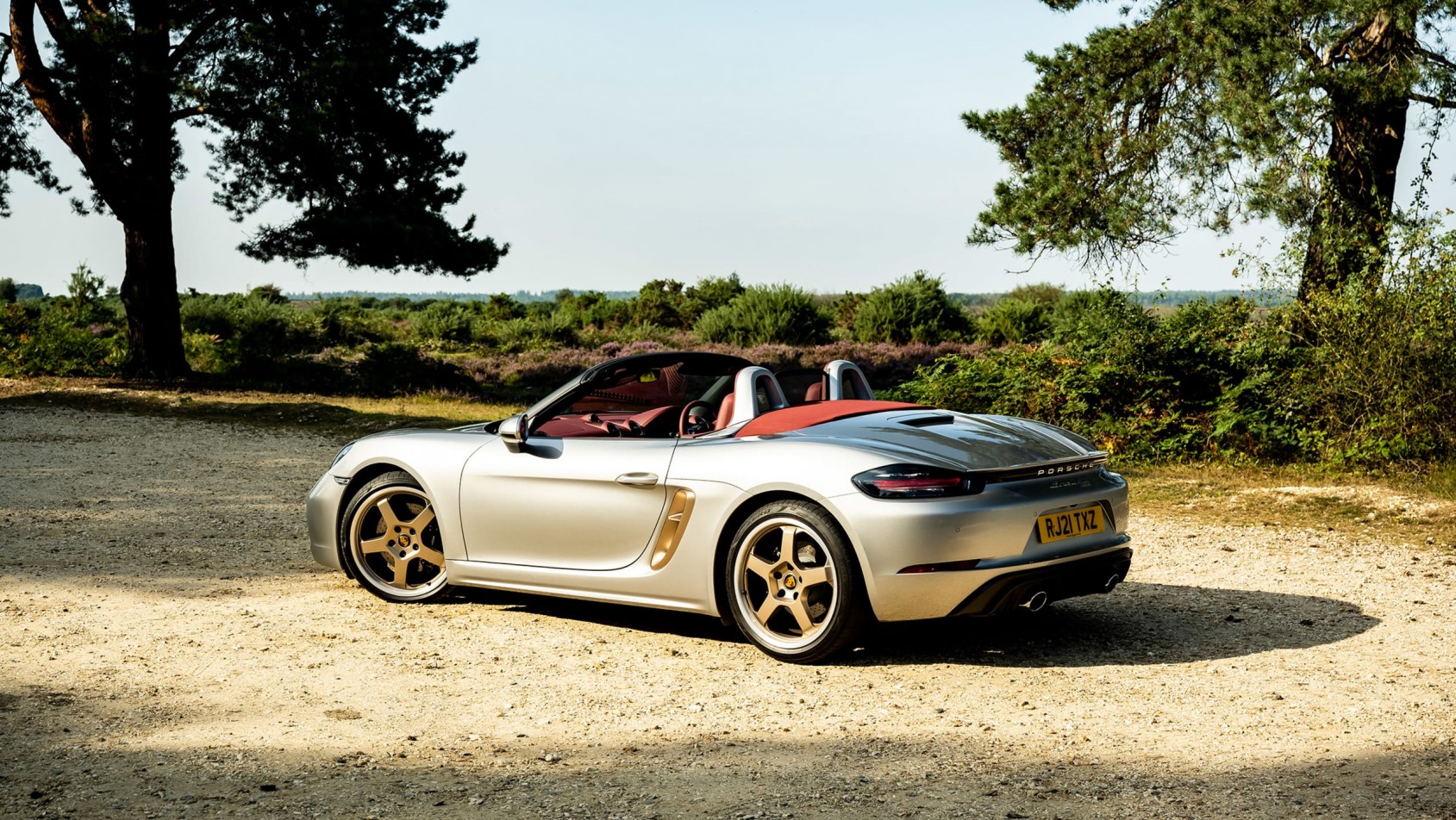 Porsche 718 Boxster srebrny sylwetka