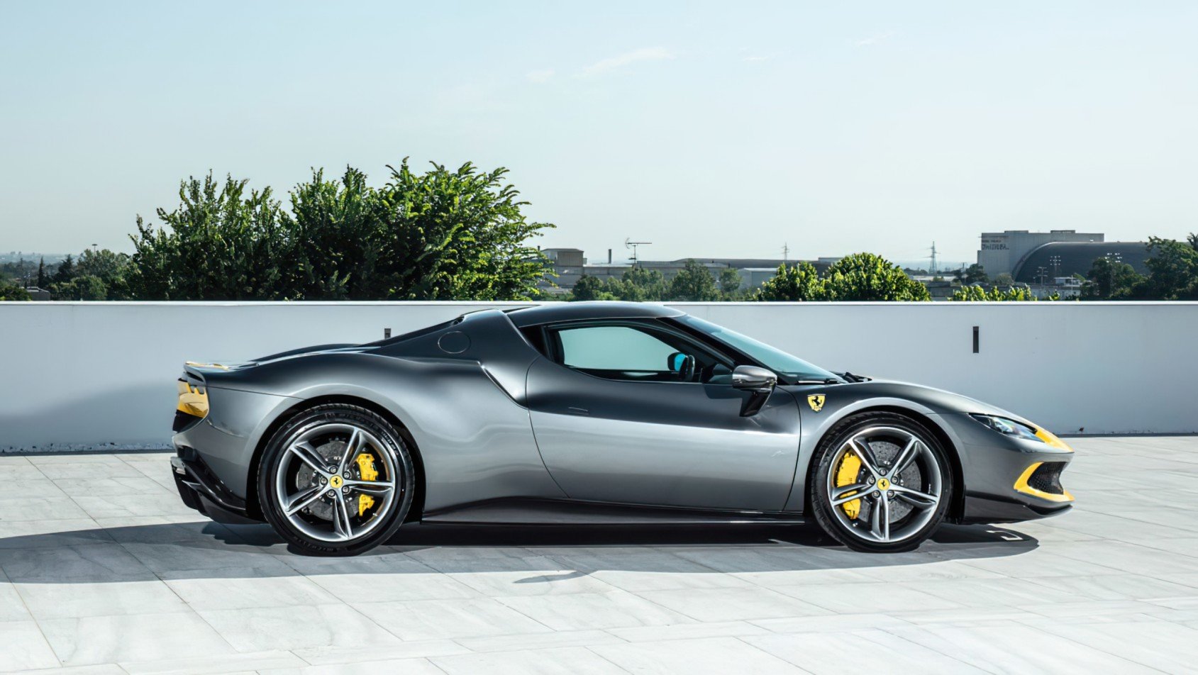 Sylwetka z boku Ferrari 296 GTB