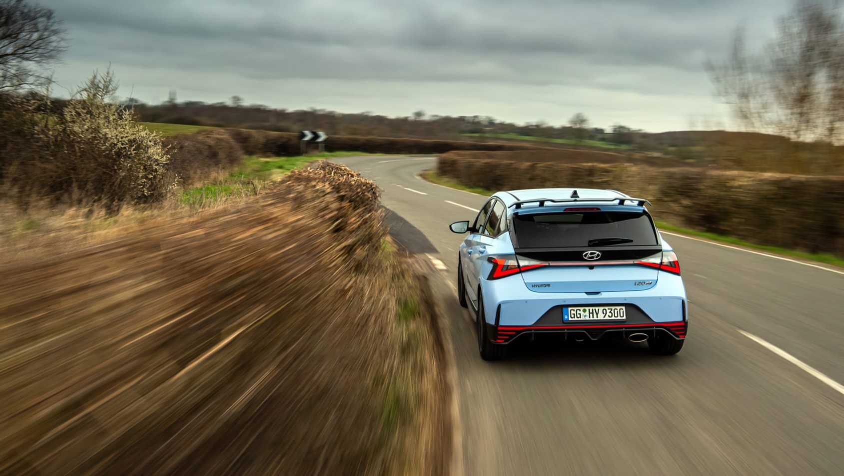 Hyundai i20 N pędzący po ulicy