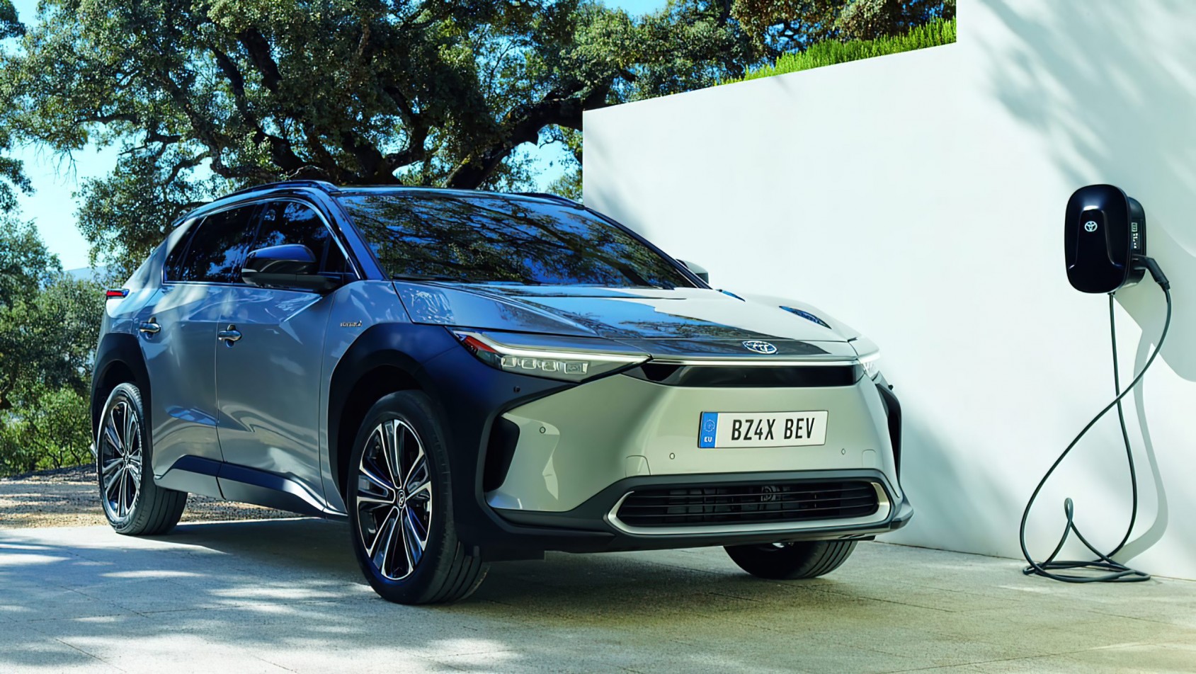 Toyota bZ4x podłączona do ładowarki