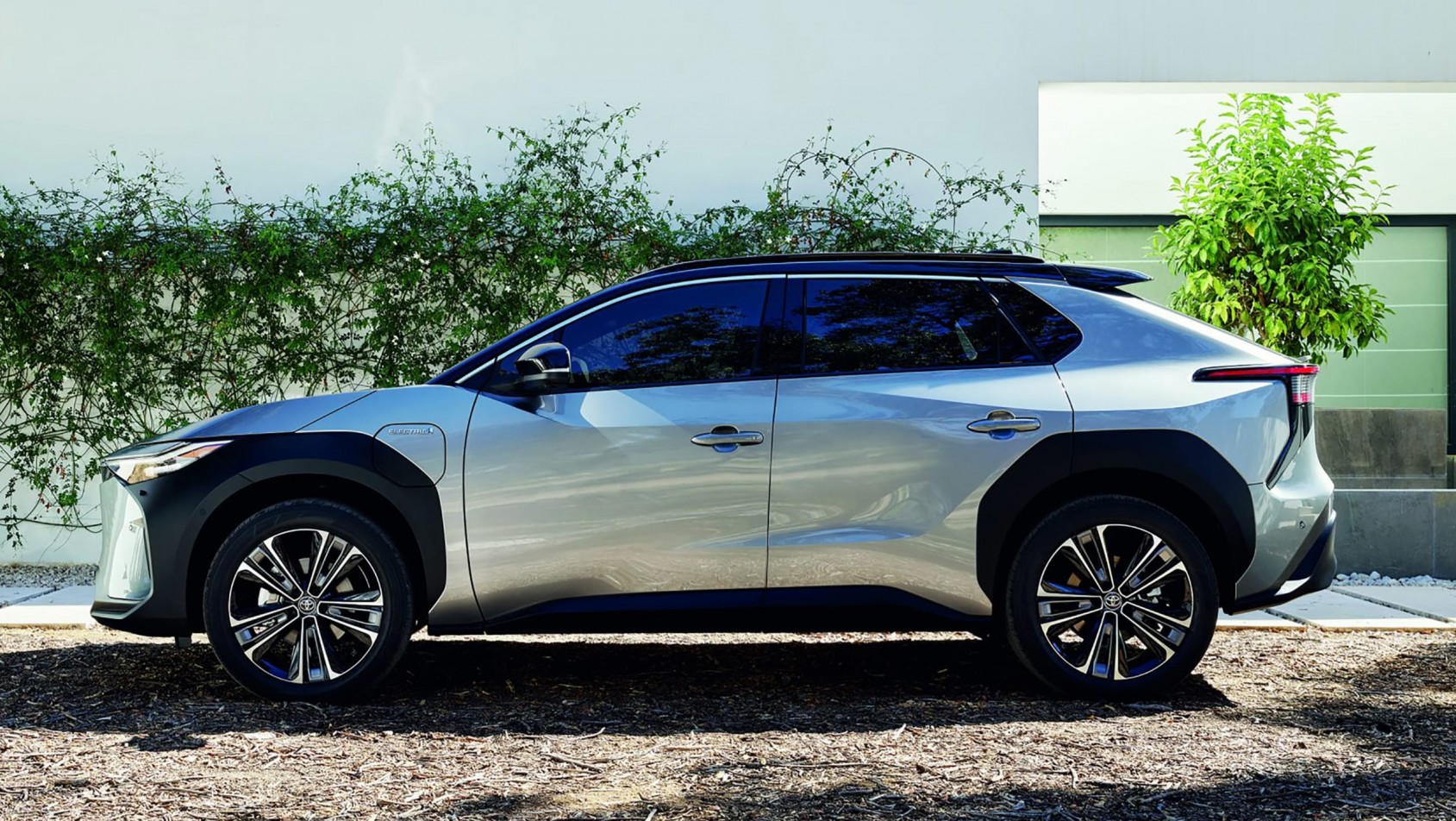 Toyota - bZ4x sylwetka z boku