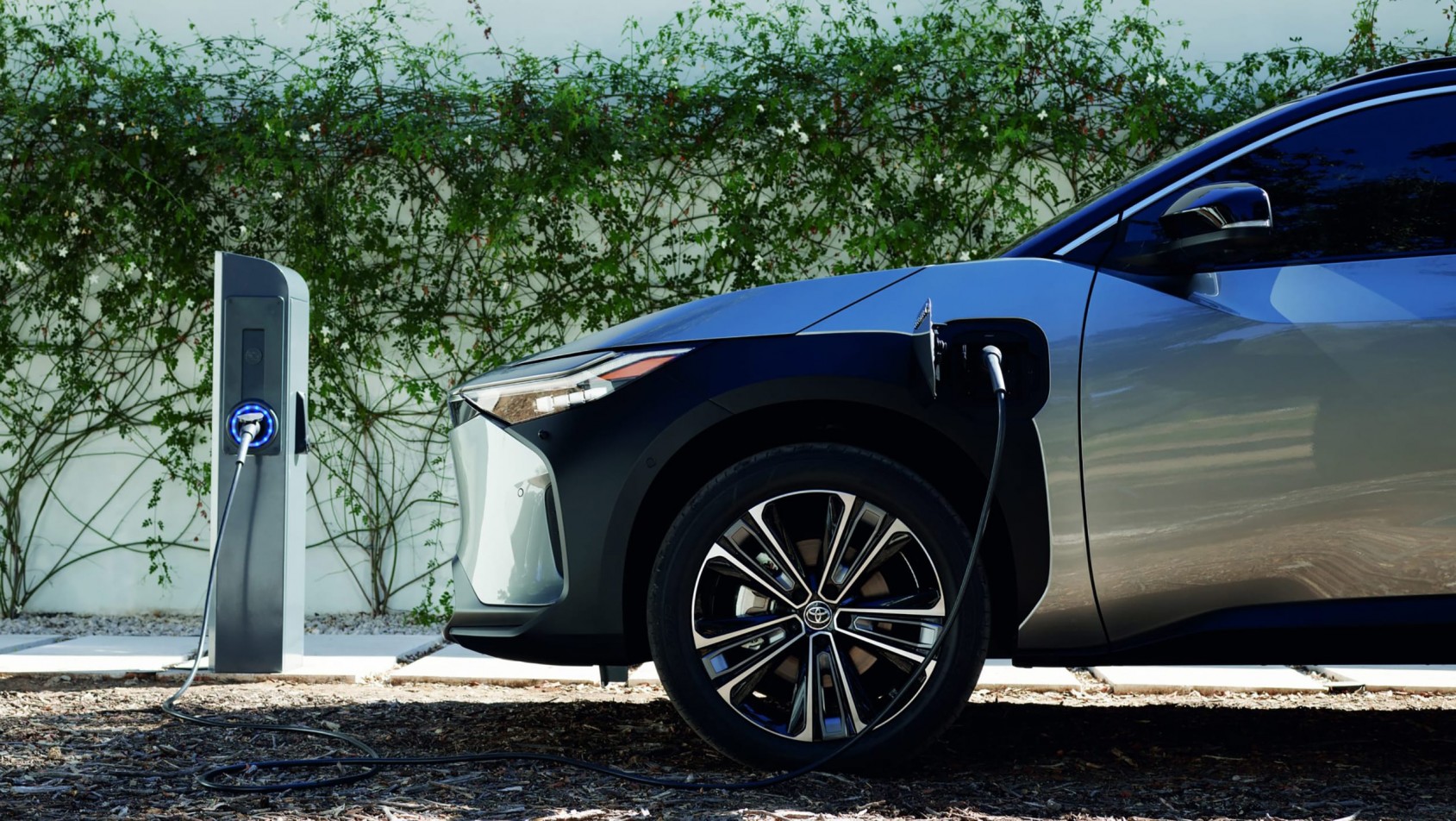 Toyota - bZ4xw trakcie ładowania