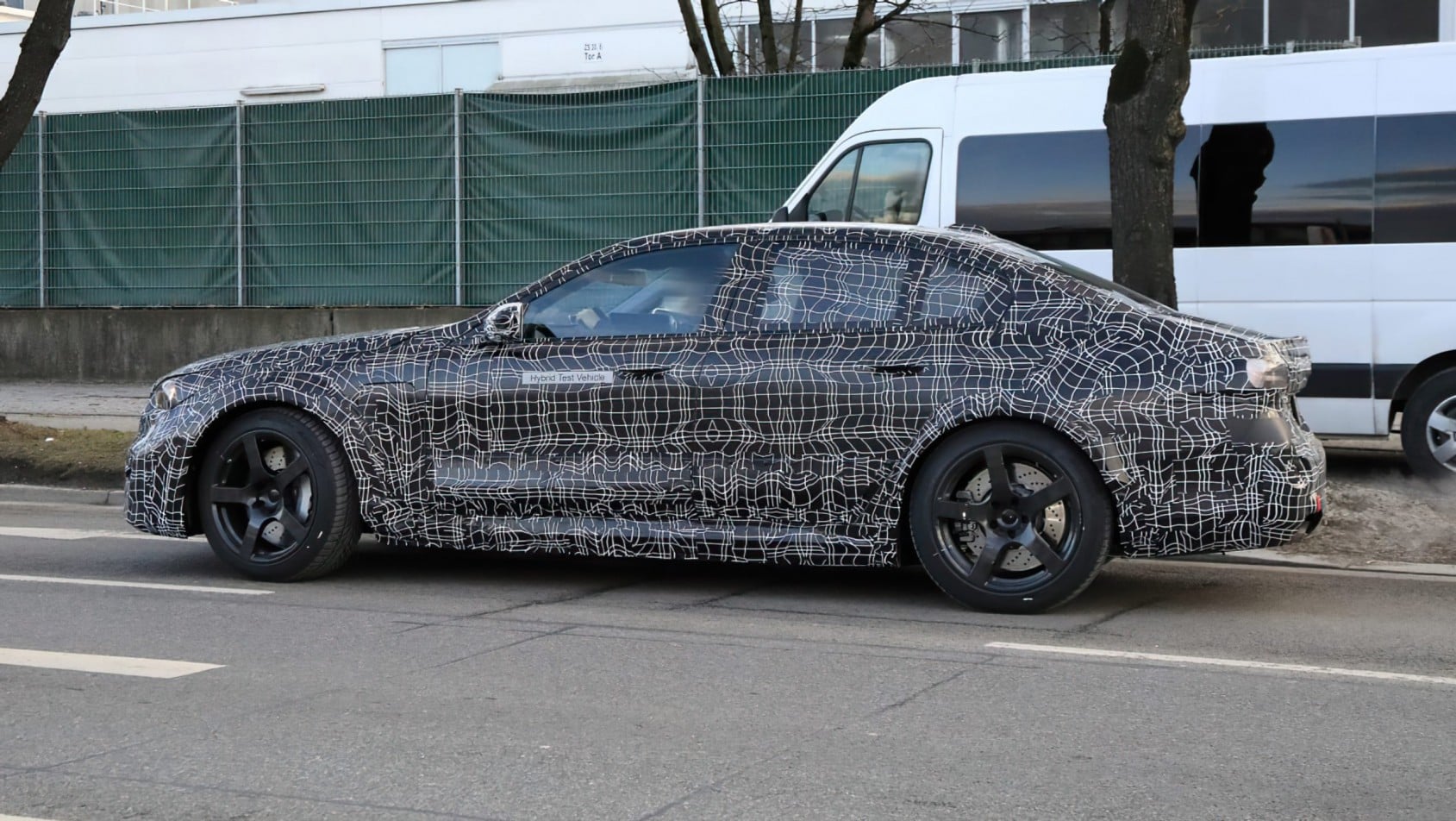 2024 BMW M5 PHEV spyshot lewy profil