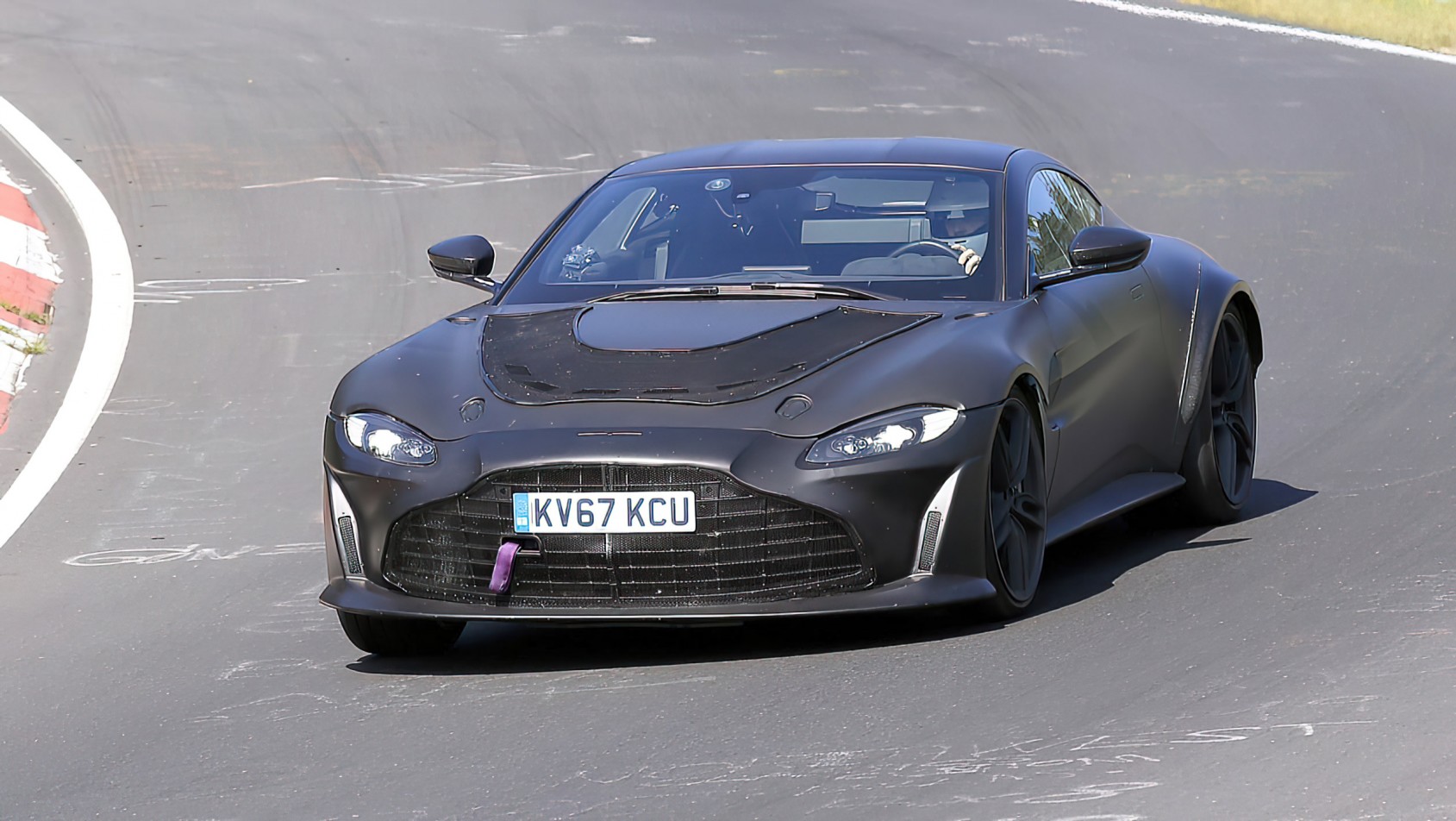 Aston Martin Vantage RS sylwetka z przodu