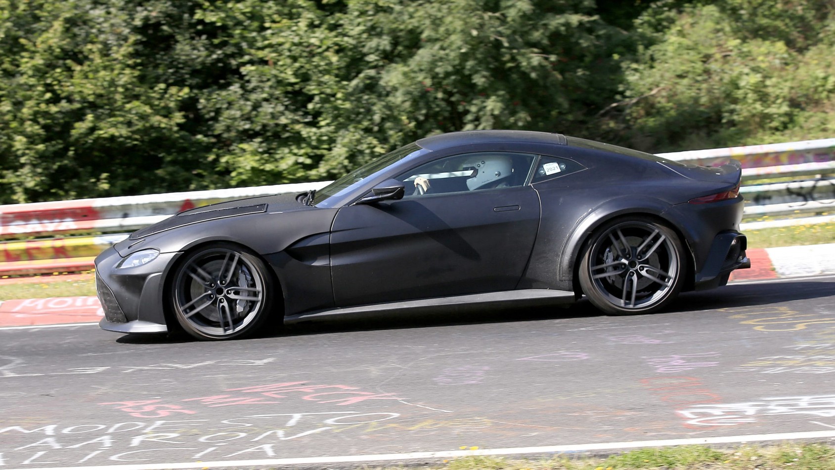 Aston Martin Vantage RS z boku