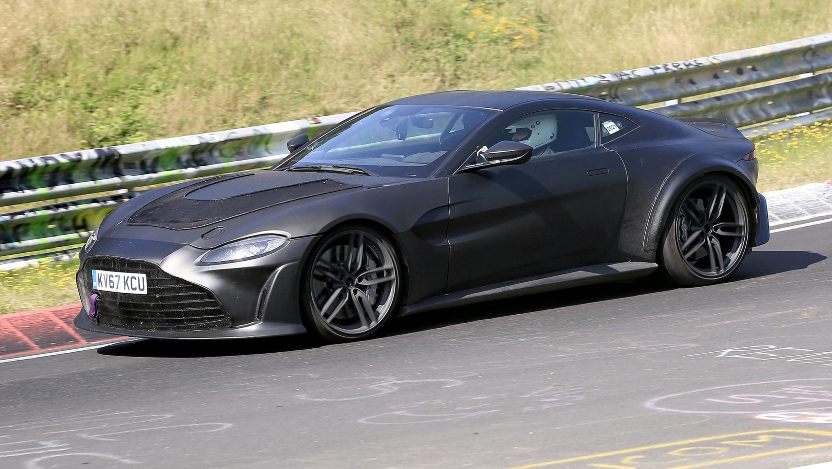 Aston Martin Vantage RS sylwetka z boku