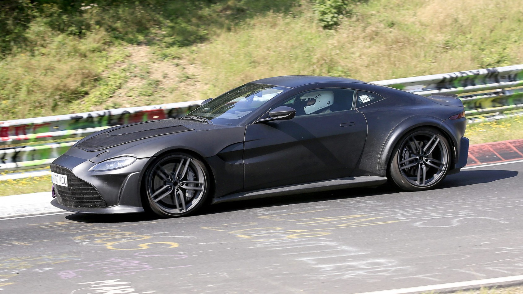 Aston Martin Vantage RS pokonuje zakręt