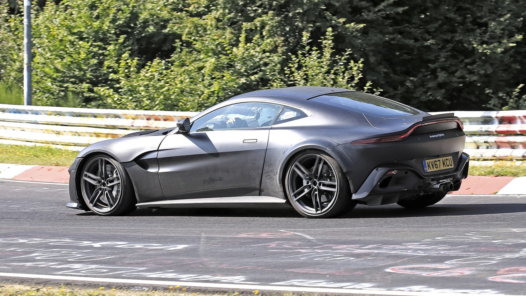Aston Martin Vantage RS w zakręcie